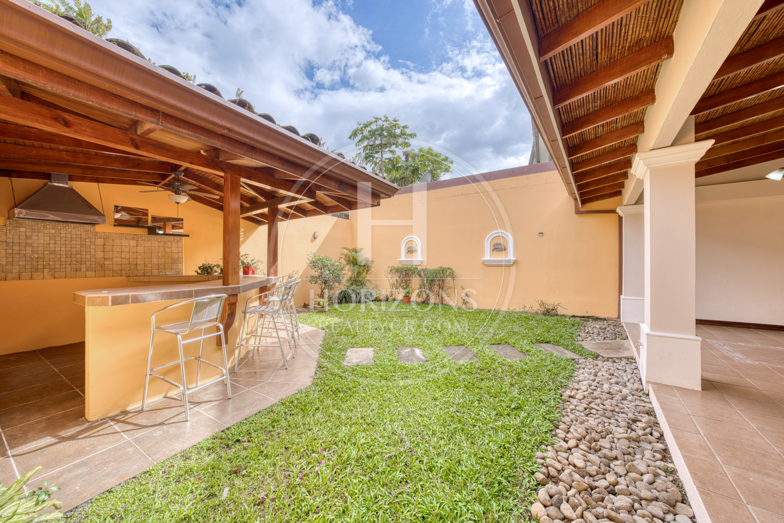 Casa en Condominio Lomas de Granadilla Curridabat 3 Habitaciones 3 Parqueos y Jardín noj1221ij