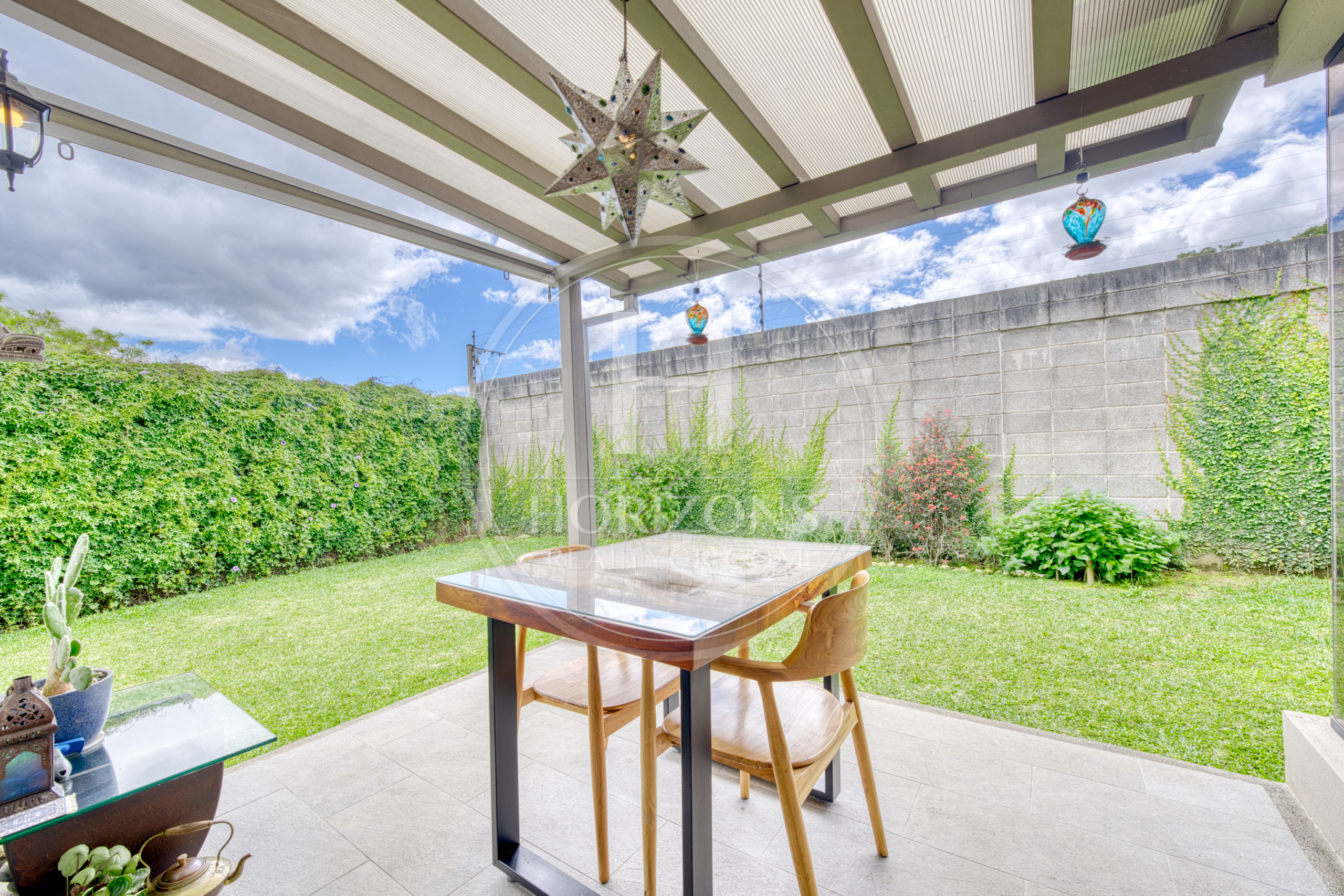 Venta Casa con Jardín en Montes de Oca Condominio La Estefana 3 Habitaciones 6 Parqueos noj1243dm