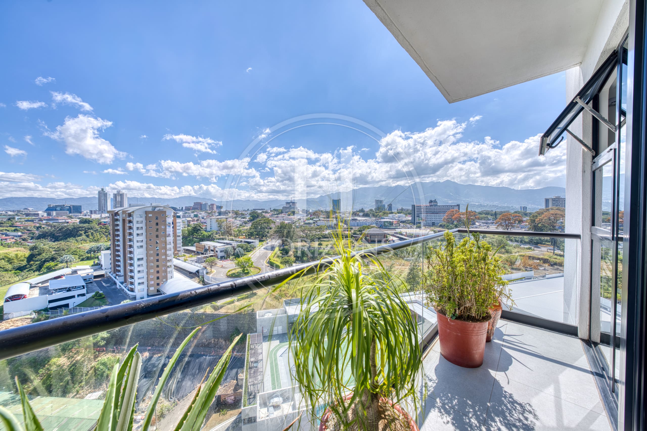 Se Vende Exclusivo Apartamento en Condominio Núcleo Sabana San José con Amenidades y Centro Gastronómico noj1245jb