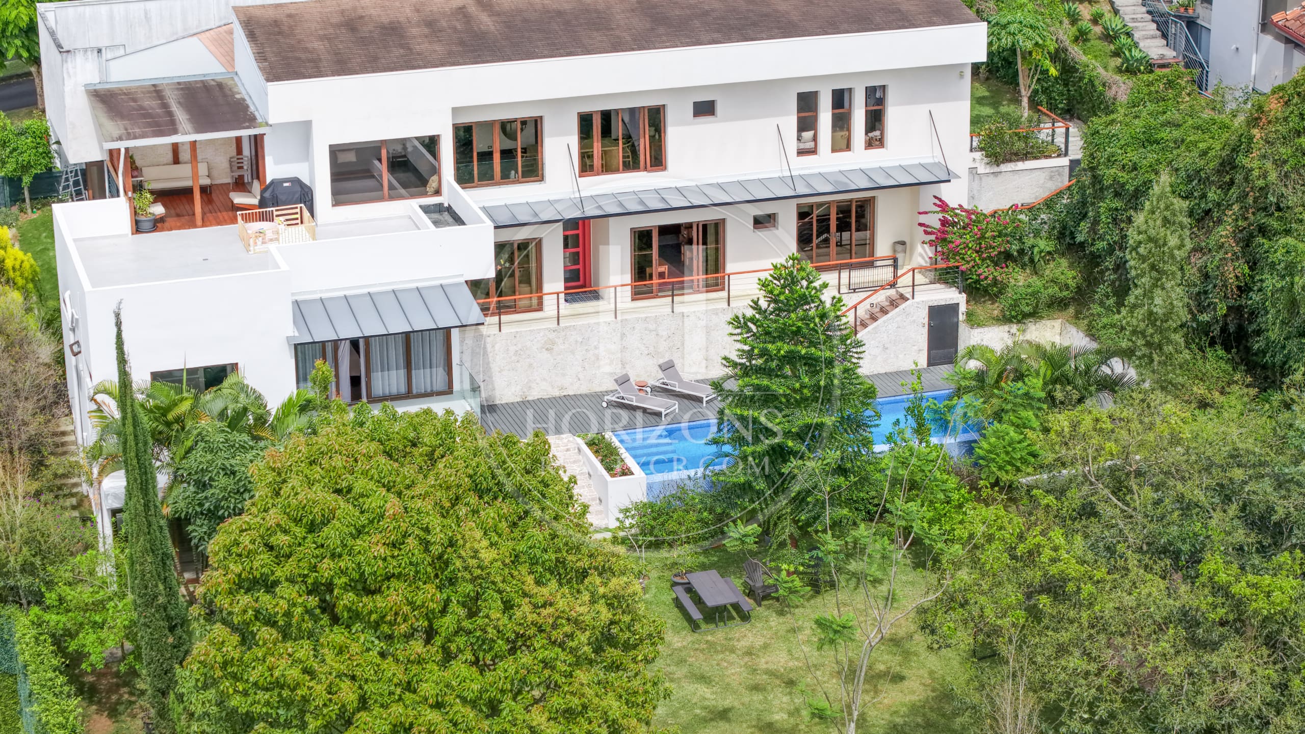 Casa de Lujo en Venta en Condominio Hacienda Gregal en Curridabat Amplios Jardines y Piscina  noj1250ij