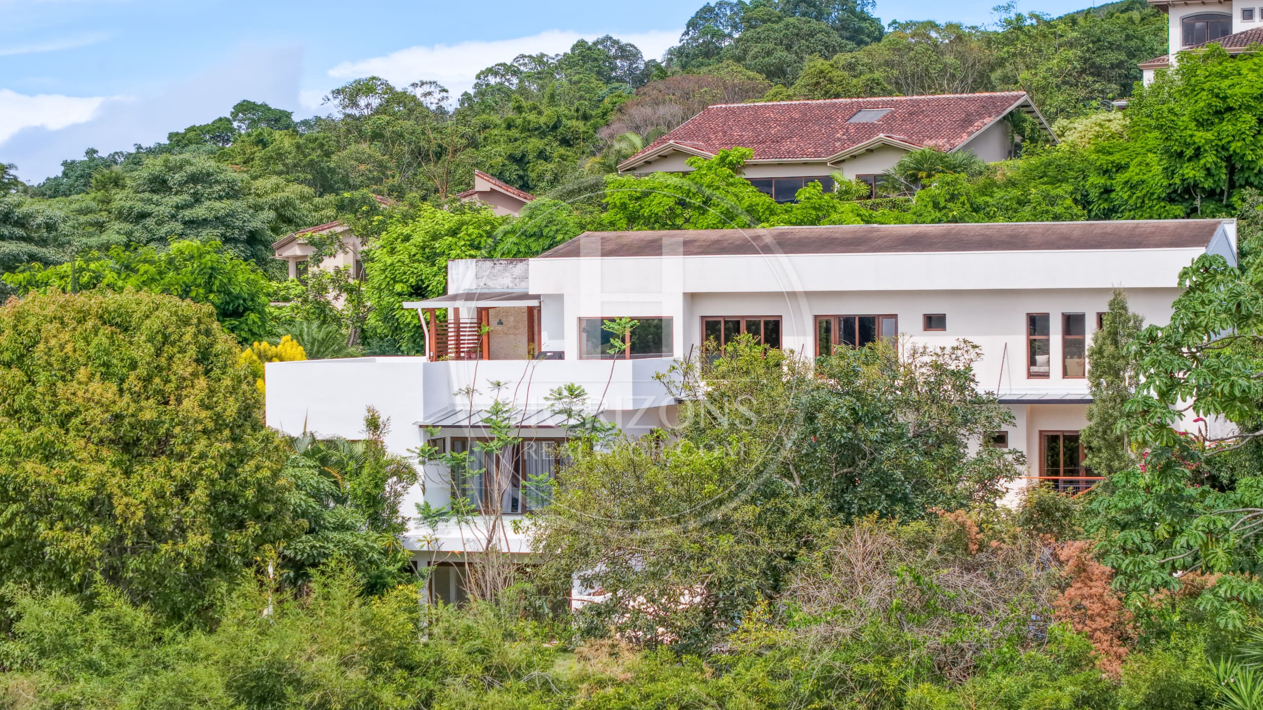 Casa de Lujo en Venta en Condominio Hacienda Gregal en Curridabat Amplios Jardines y Piscina  noj1250ij