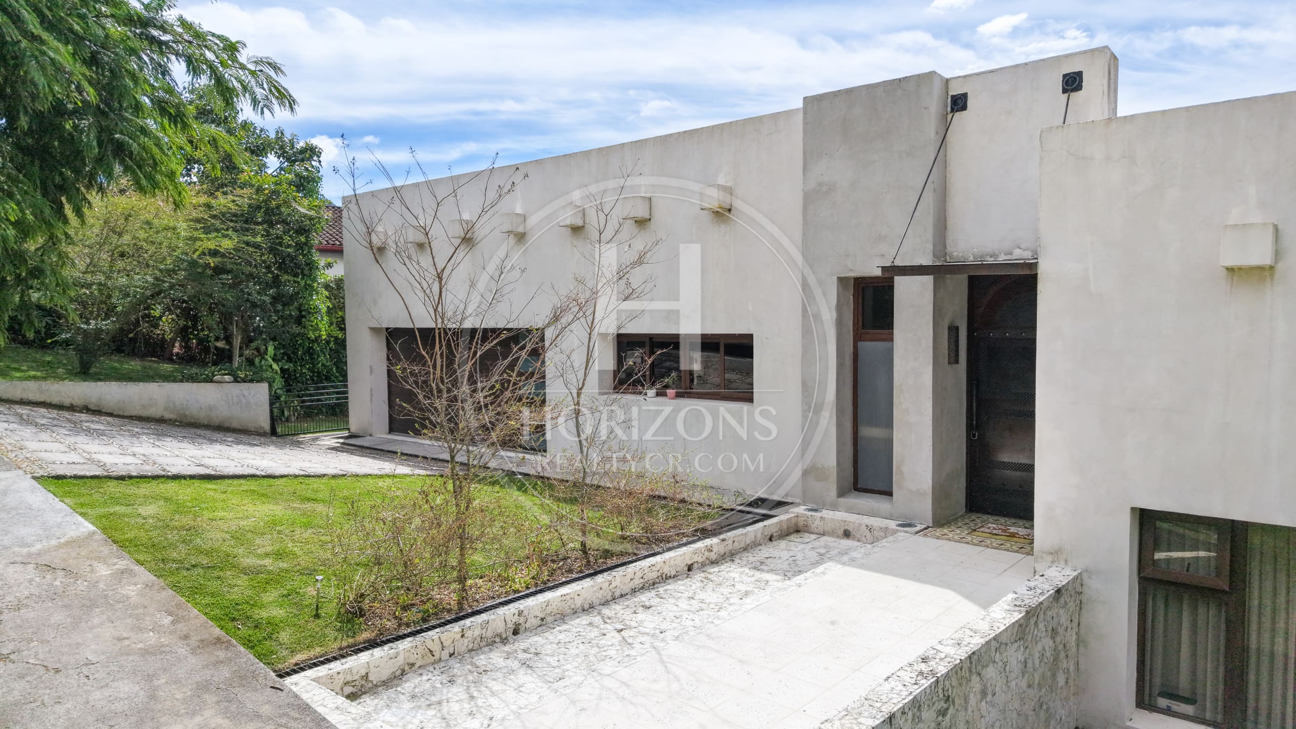 Casa de Lujo en Venta en Condominio Hacienda Gregal en Curridabat Amplios Jardines y Piscina  noj1250ij