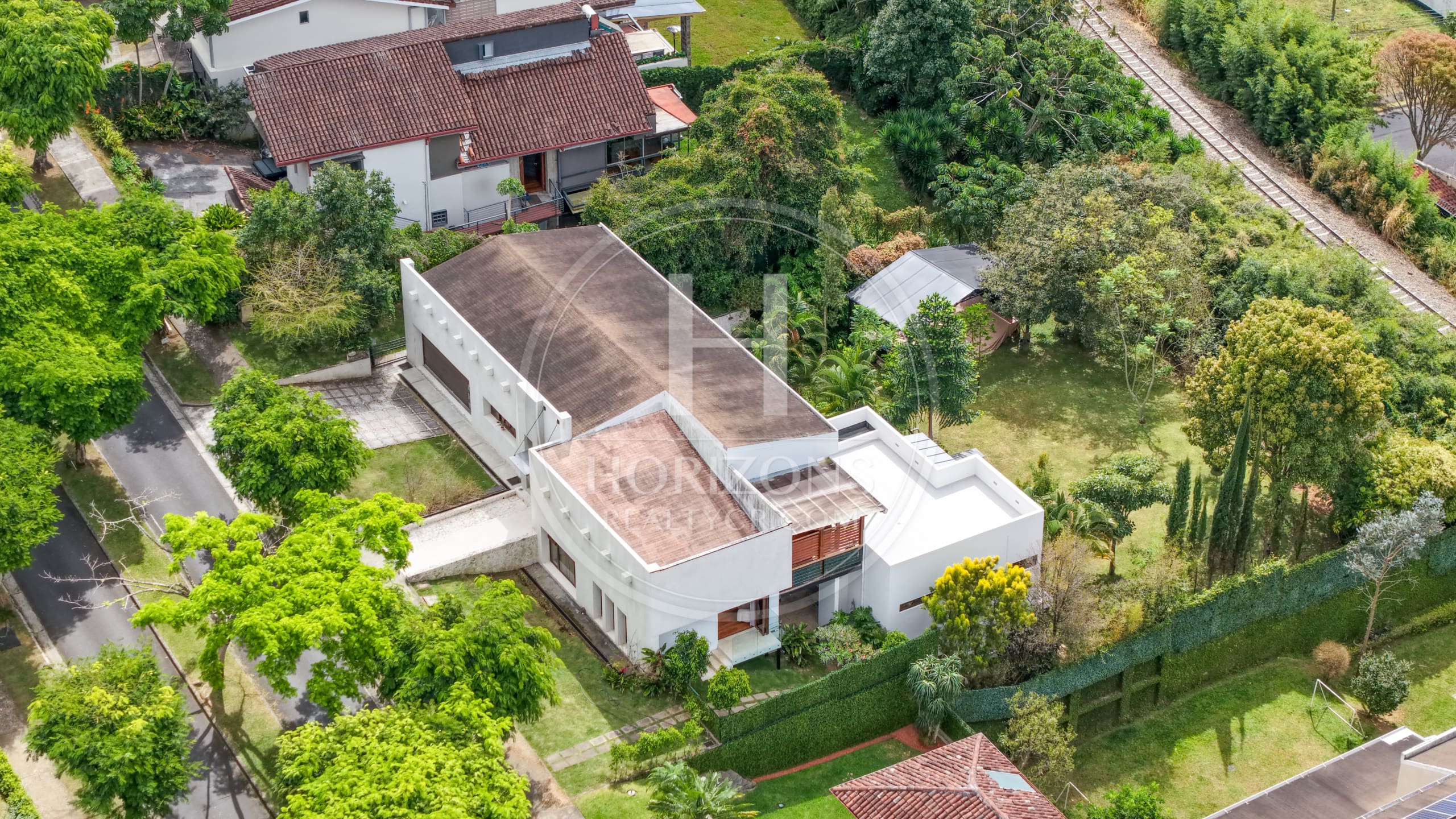 Casa de Lujo en Venta en Condominio Hacienda Gregal en Curridabat Amplios Jardines y Piscina  noj1250ij