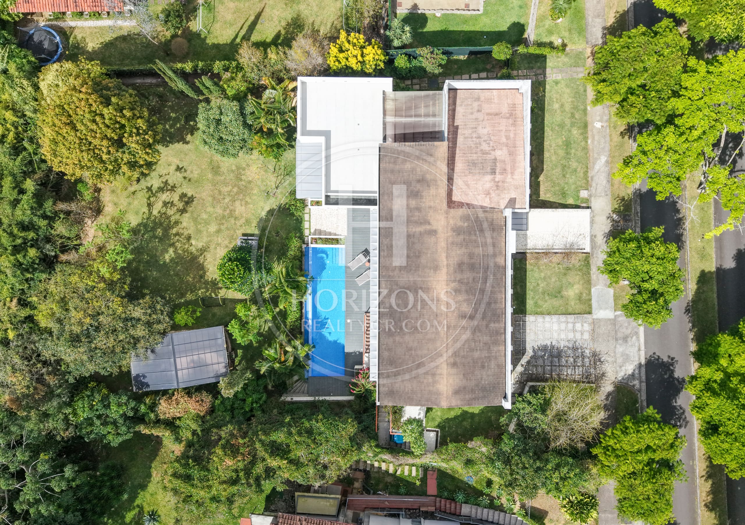 Casa de Lujo en Venta en Condominio Hacienda Gregal en Curridabat Amplios Jardines y Piscina  noj1250ij