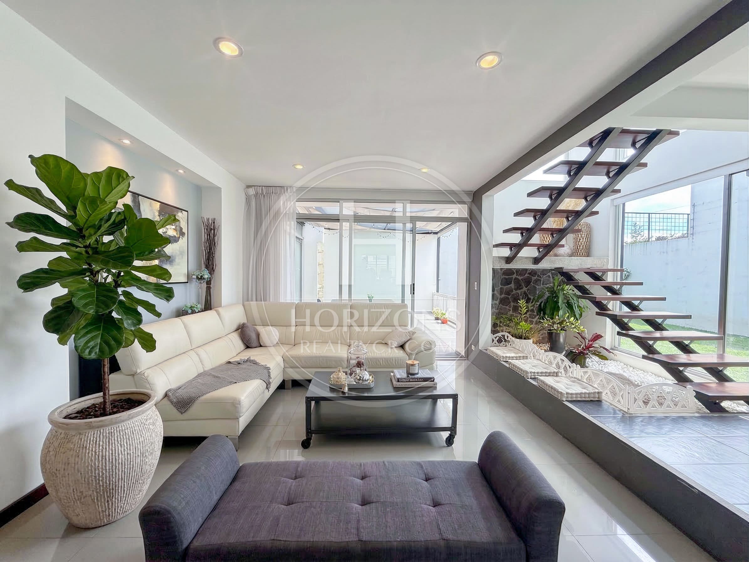 Se Vende Casa con Patio en Condominio Génesis en Sabanilla 2 Habitaciones y Oficina noj1255jb