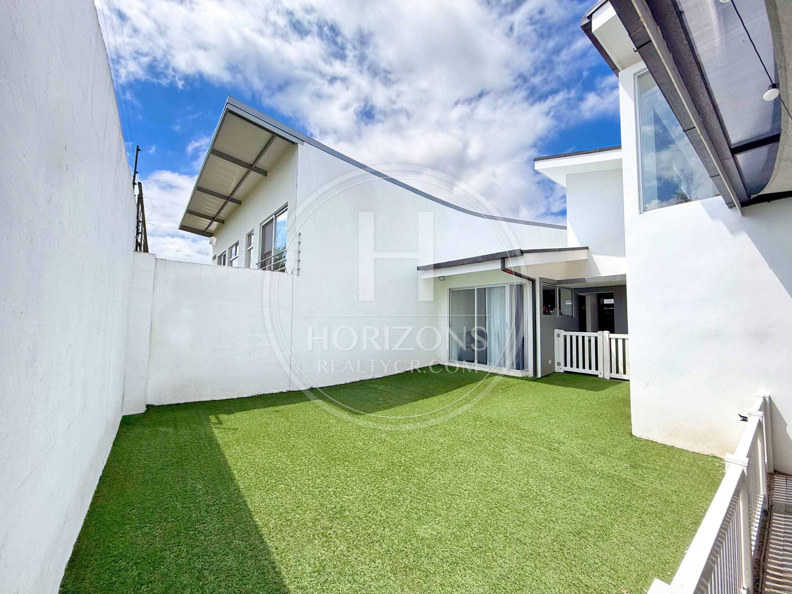 Se Vende Casa con Patio en Condominio Génesis en Sabanilla 2 Habitaciones y Oficina noj1255jb