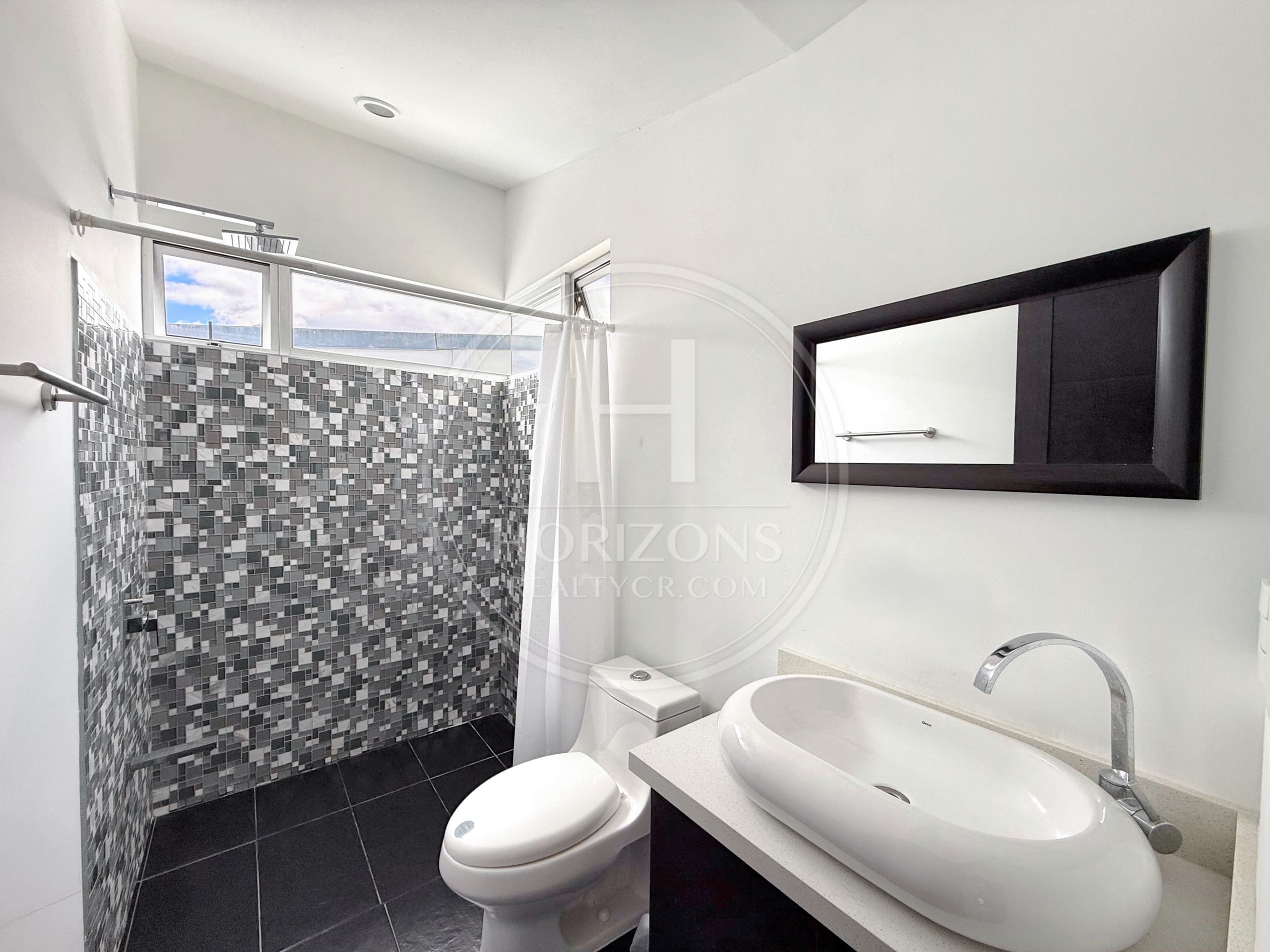 Se Vende Casa con Patio en Condominio Génesis en Sabanilla 2 Habitaciones y Oficina noj1255jb