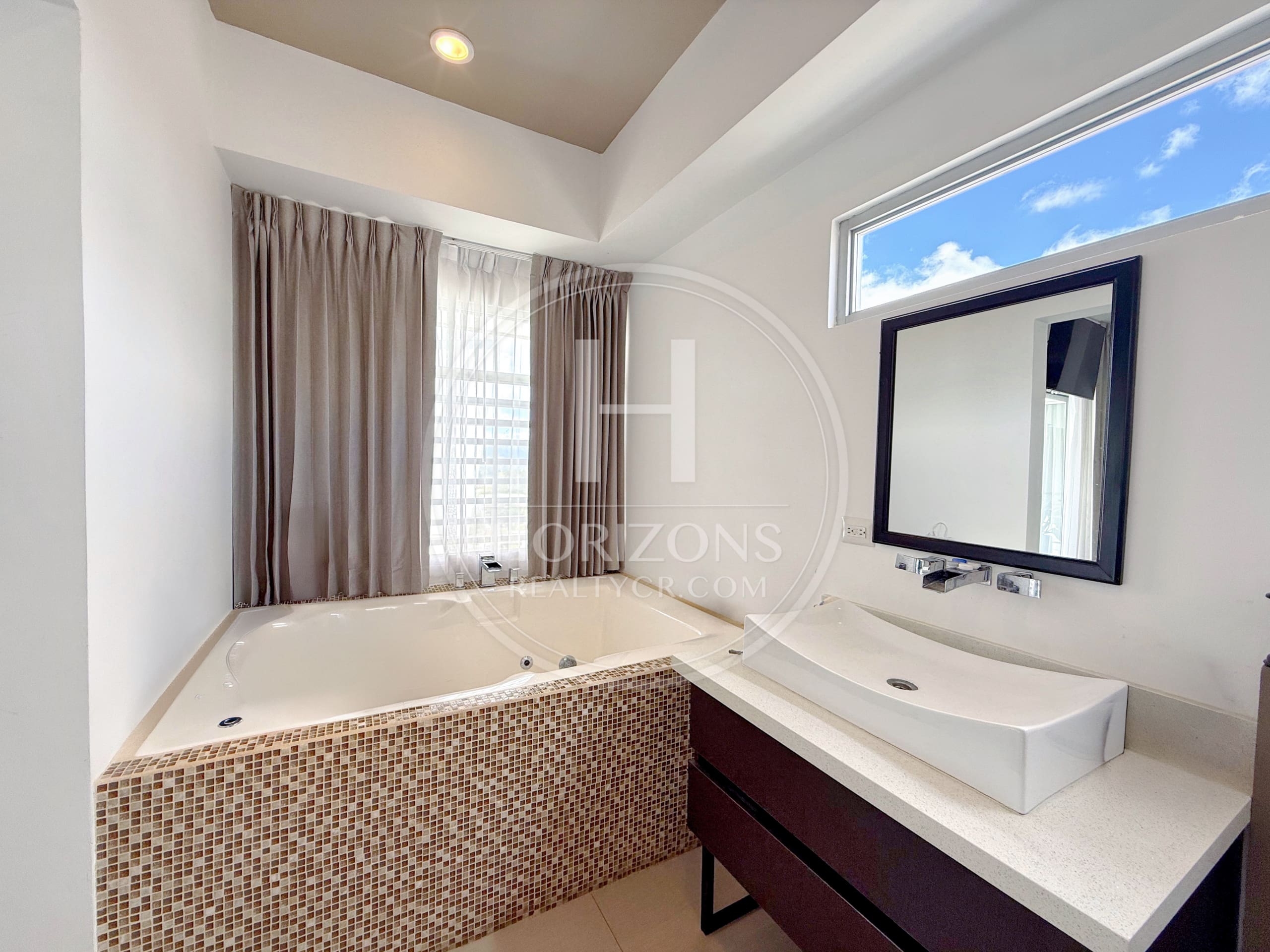 Se Vende Casa con Patio en Condominio Génesis en Sabanilla 2 Habitaciones y Oficina noj1255jb