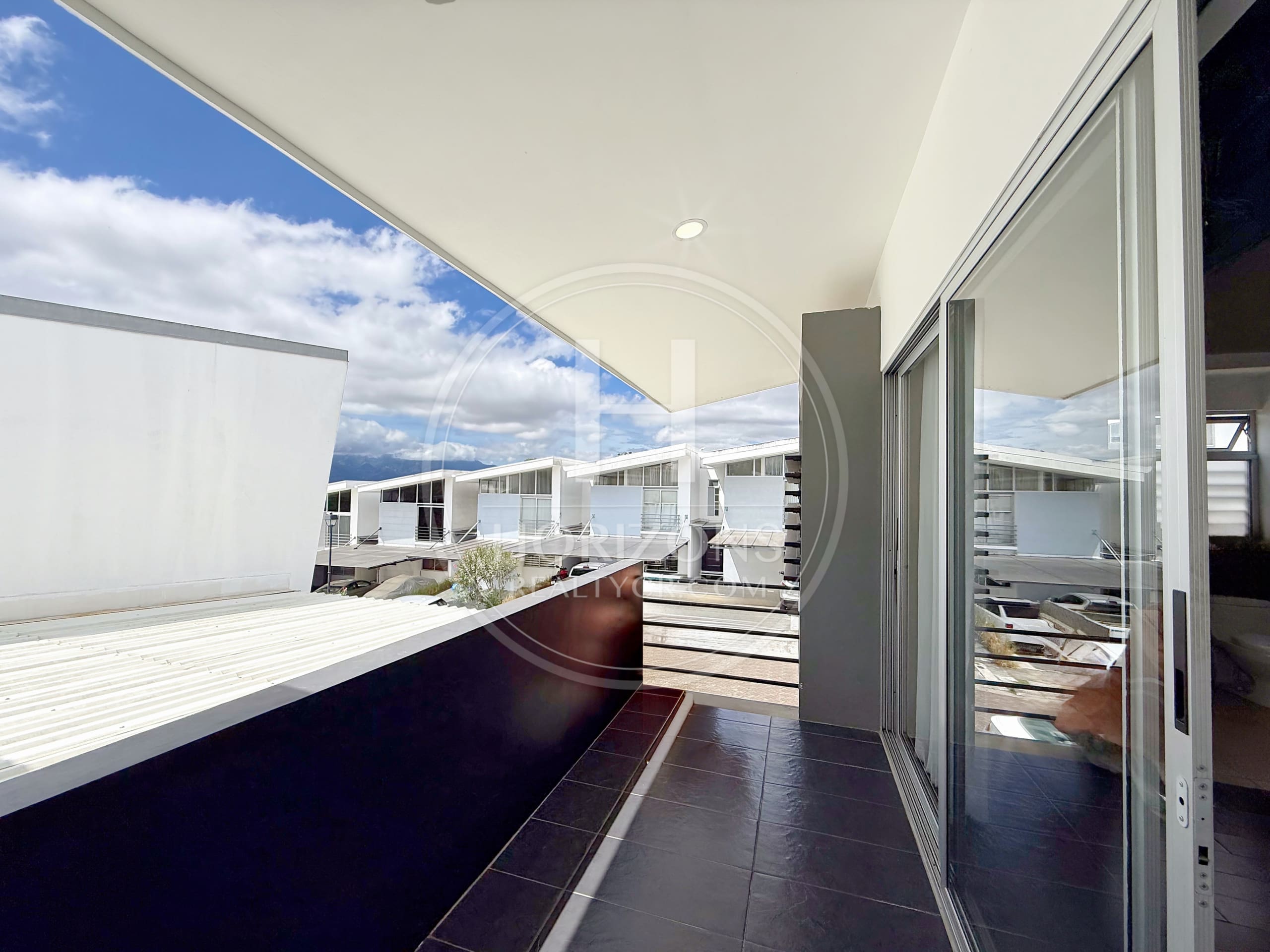 Se Vende Casa con Patio en Condominio Génesis en Sabanilla 2 Habitaciones y Oficina noj1255jb