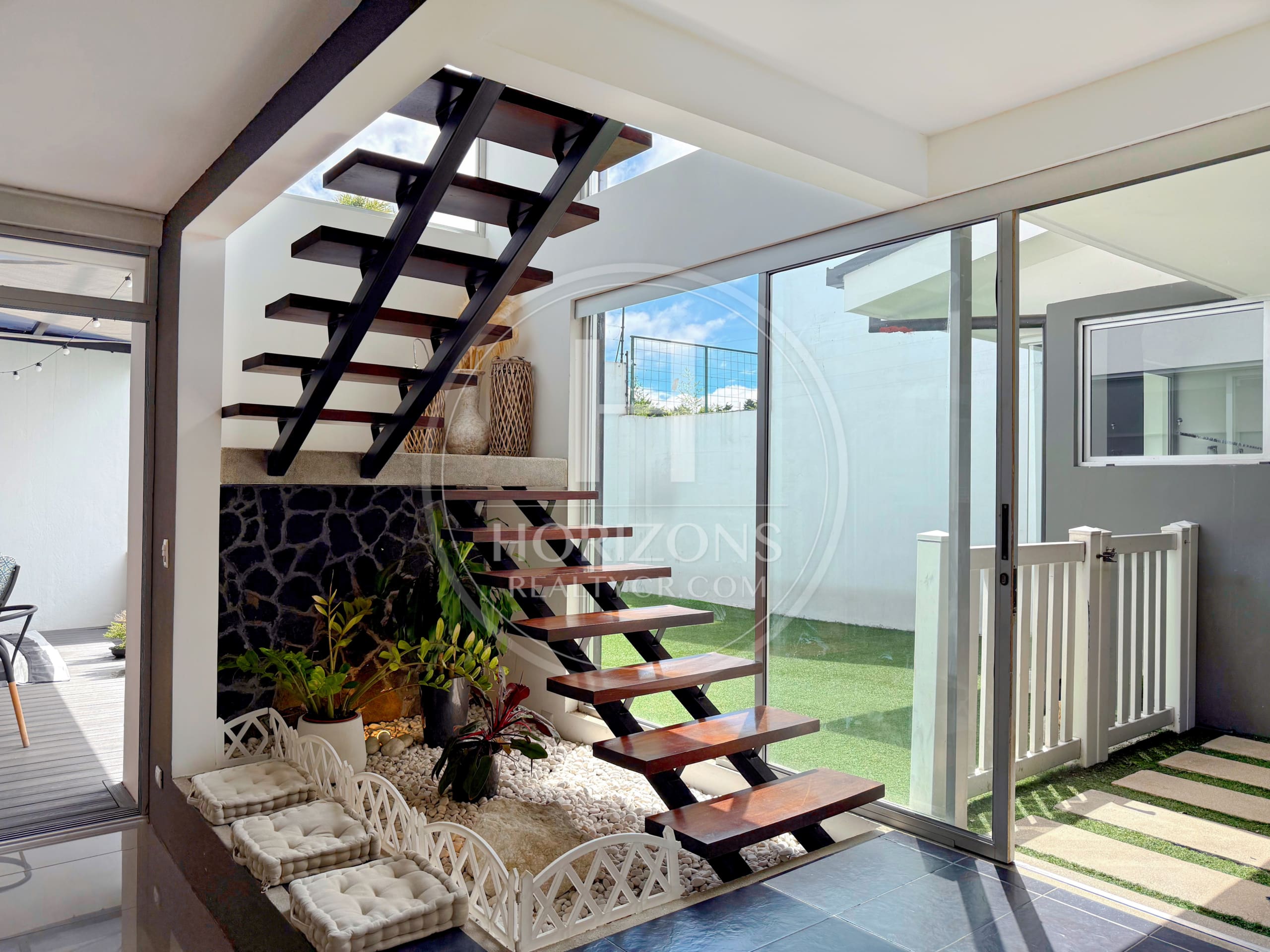 Se Vende Casa con Patio en Condominio Génesis en Sabanilla 2 Habitaciones y Oficina noj1255jb