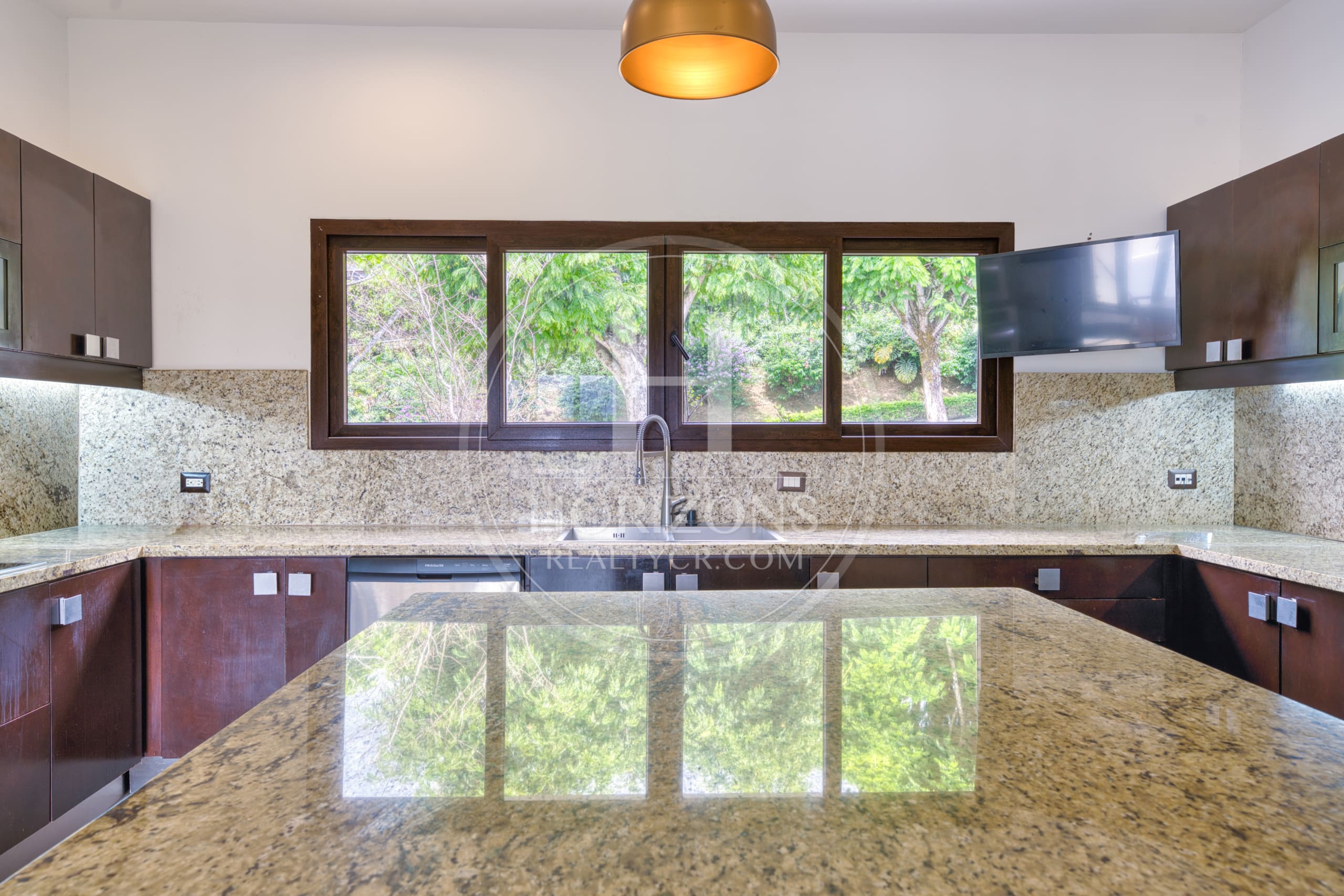 Casa de Lujo en Venta en Condominio Hacienda Gregal en Curridabat Amplios Jardines y Piscina  noj1250ij
