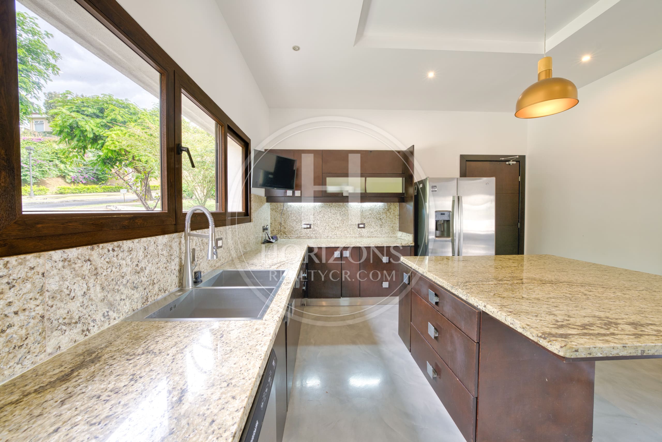 Casa de Lujo en Venta en Condominio Hacienda Gregal en Curridabat Amplios Jardines y Piscina  noj1250ij