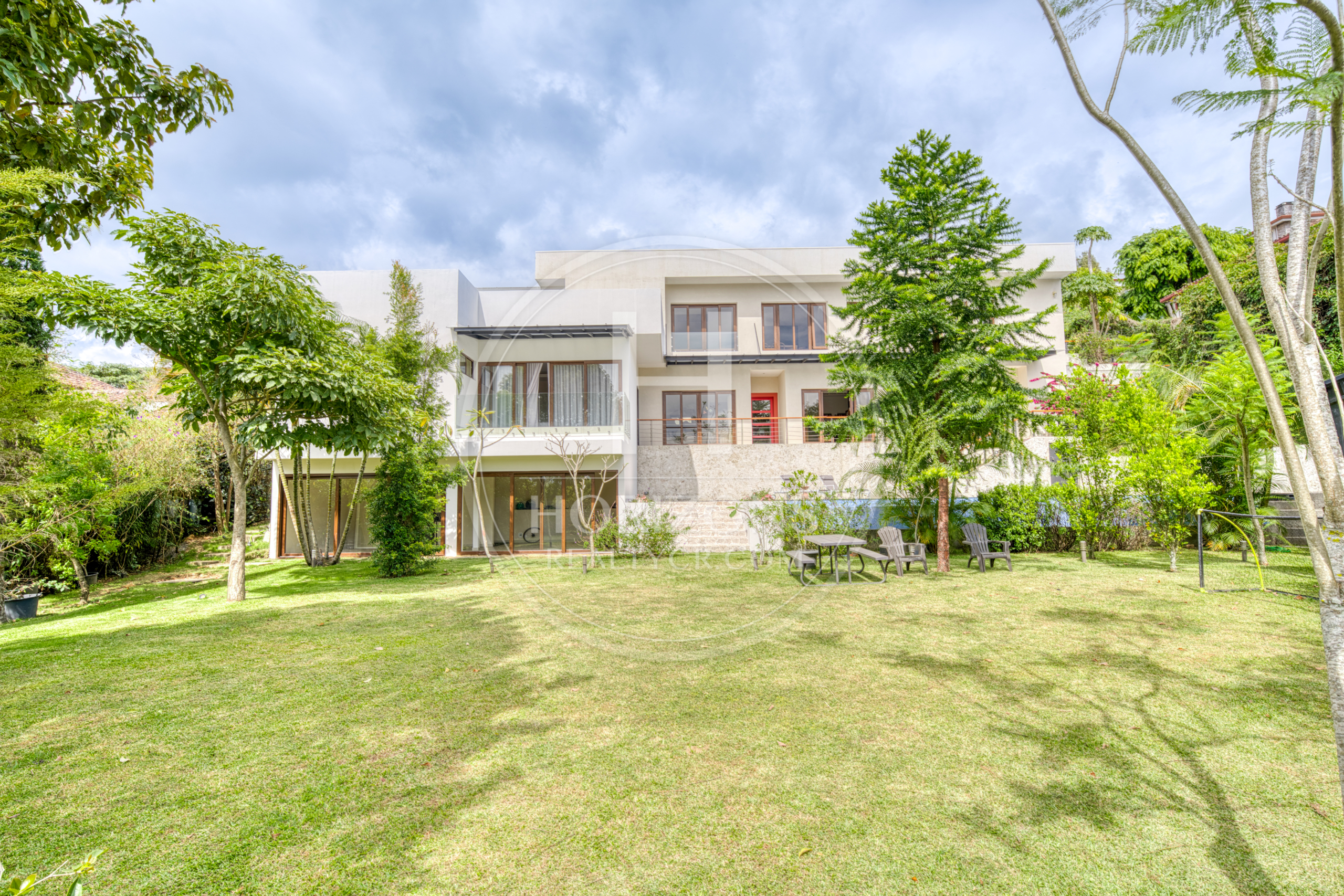 Casa de Lujo en Venta en Condominio Hacienda Gregal en Curridabat Amplios Jardines y Piscina  noj1250ij