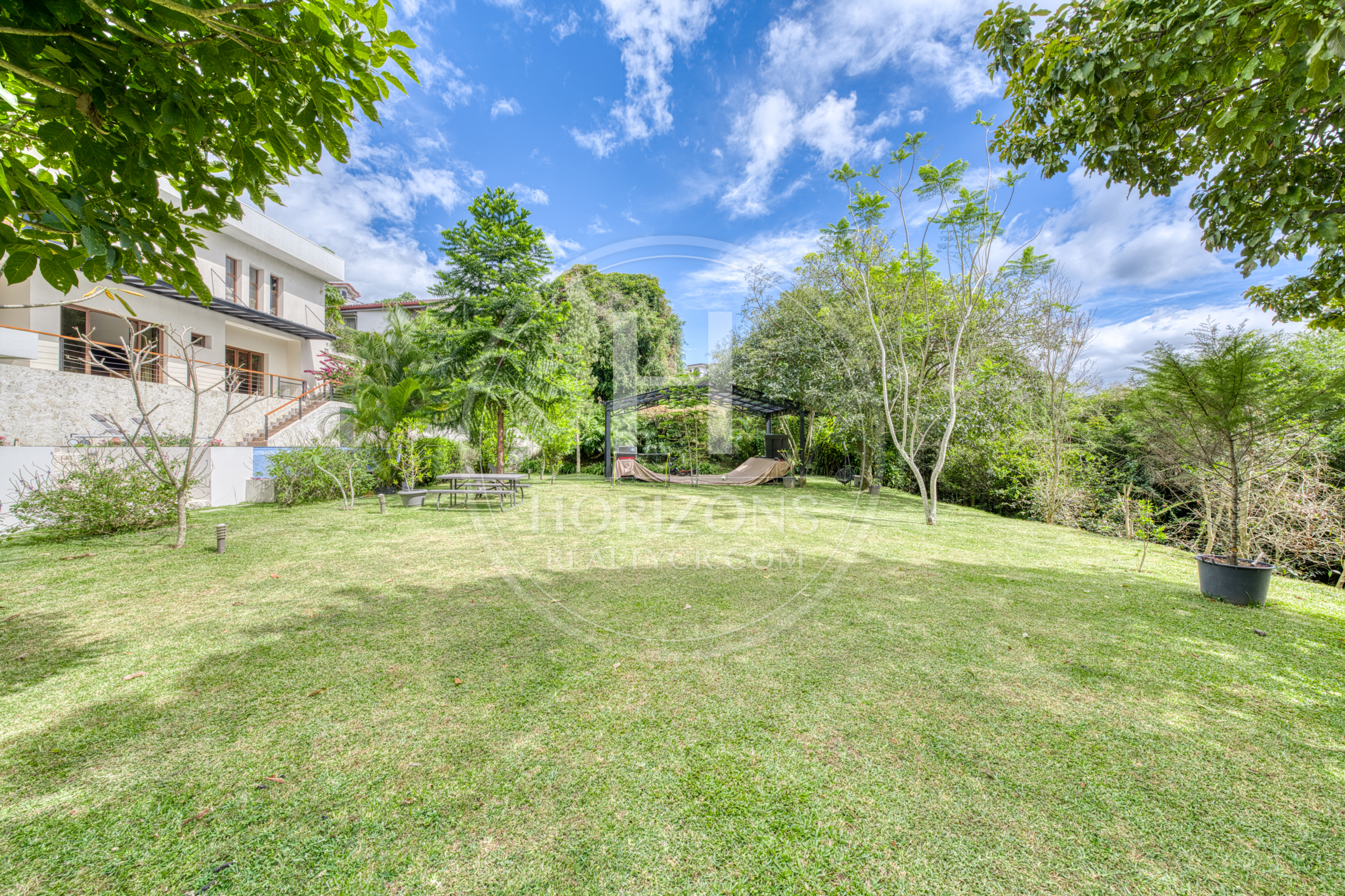 Casa de Lujo en Venta en Condominio Hacienda Gregal en Curridabat Amplios Jardines y Piscina  noj1250ij