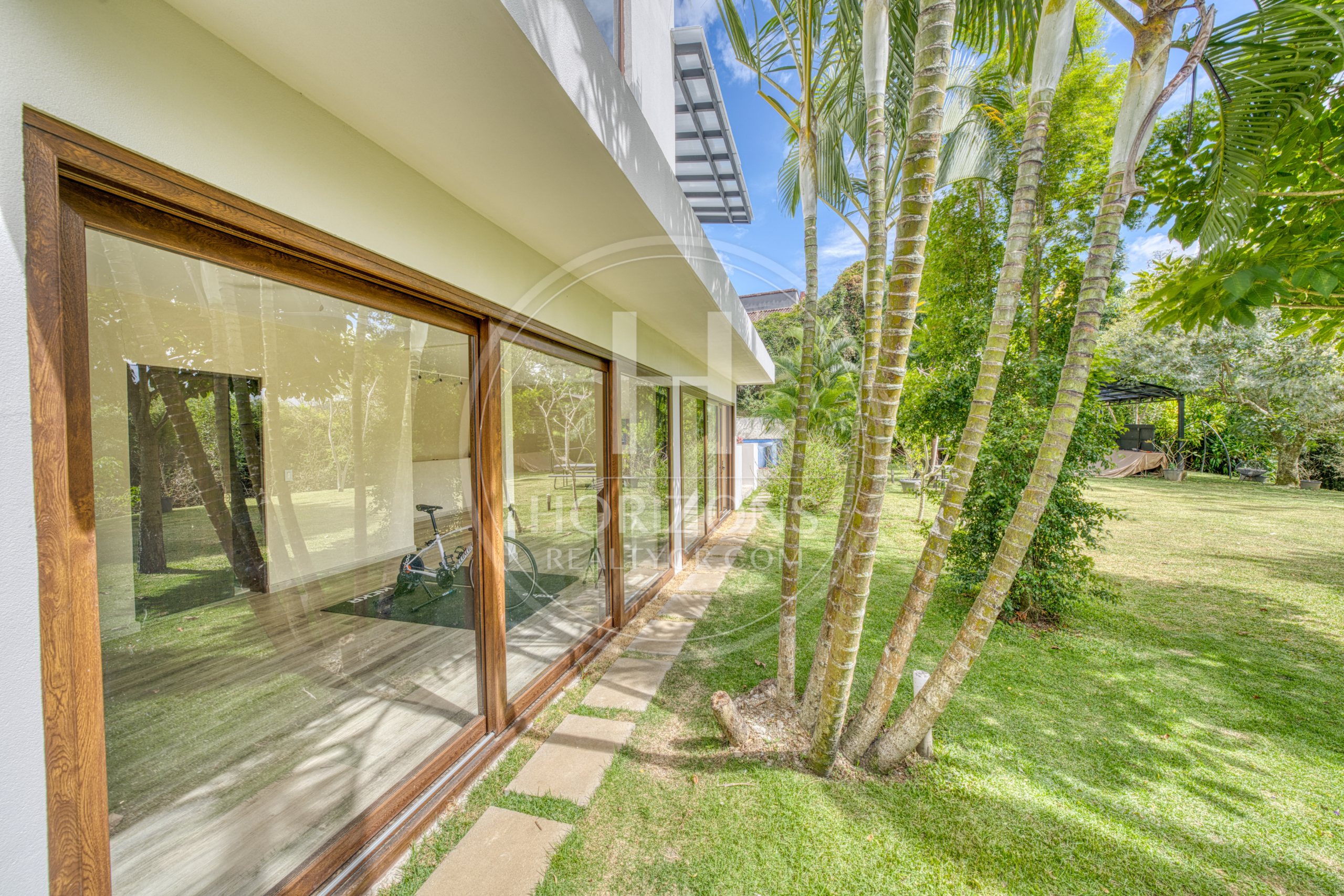 Casa de Lujo en Venta en Condominio Hacienda Gregal en Curridabat Amplios Jardines y Piscina  noj1250ij