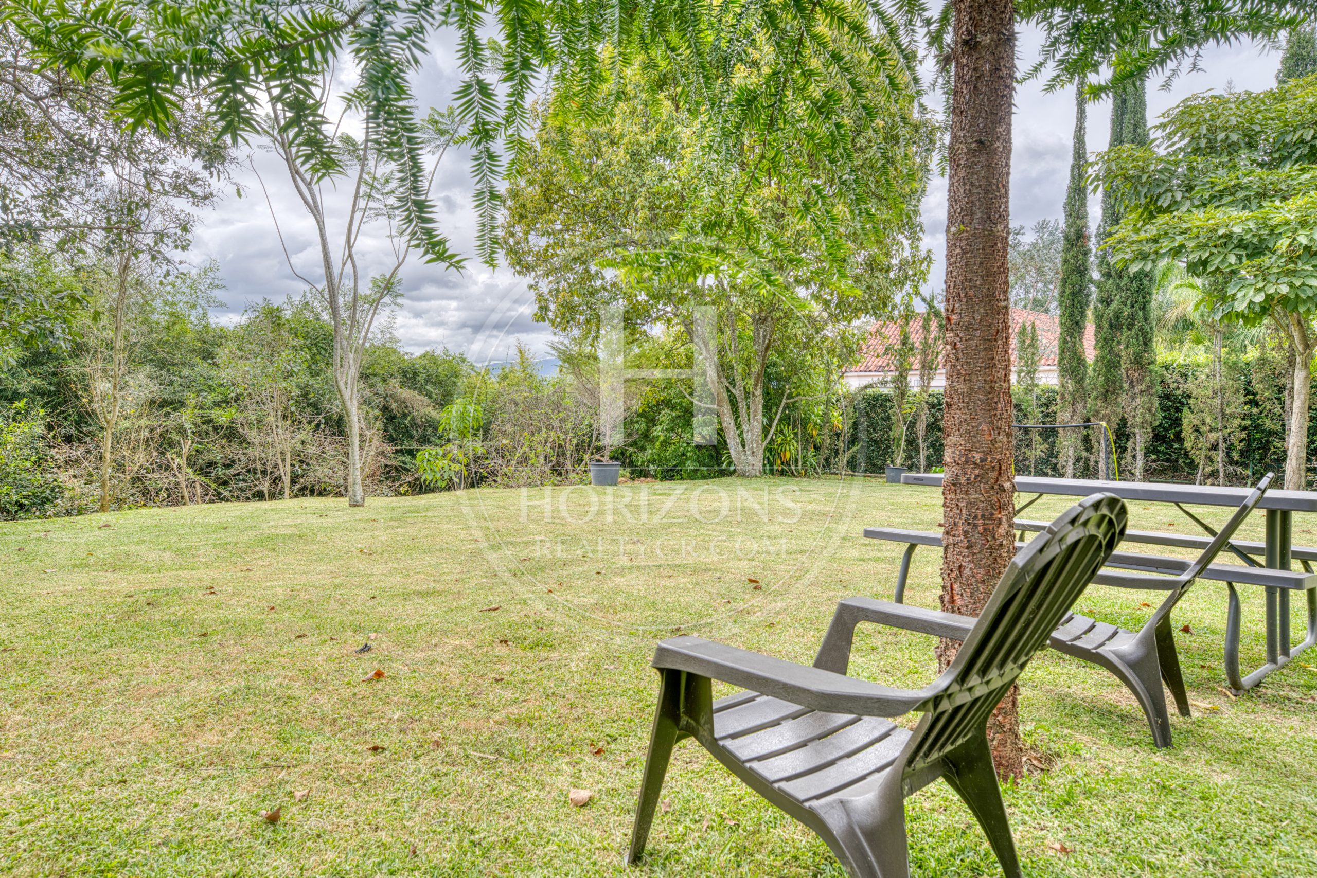 Casa de Lujo en Venta en Condominio Hacienda Gregal en Curridabat Amplios Jardines y Piscina  noj1250ij