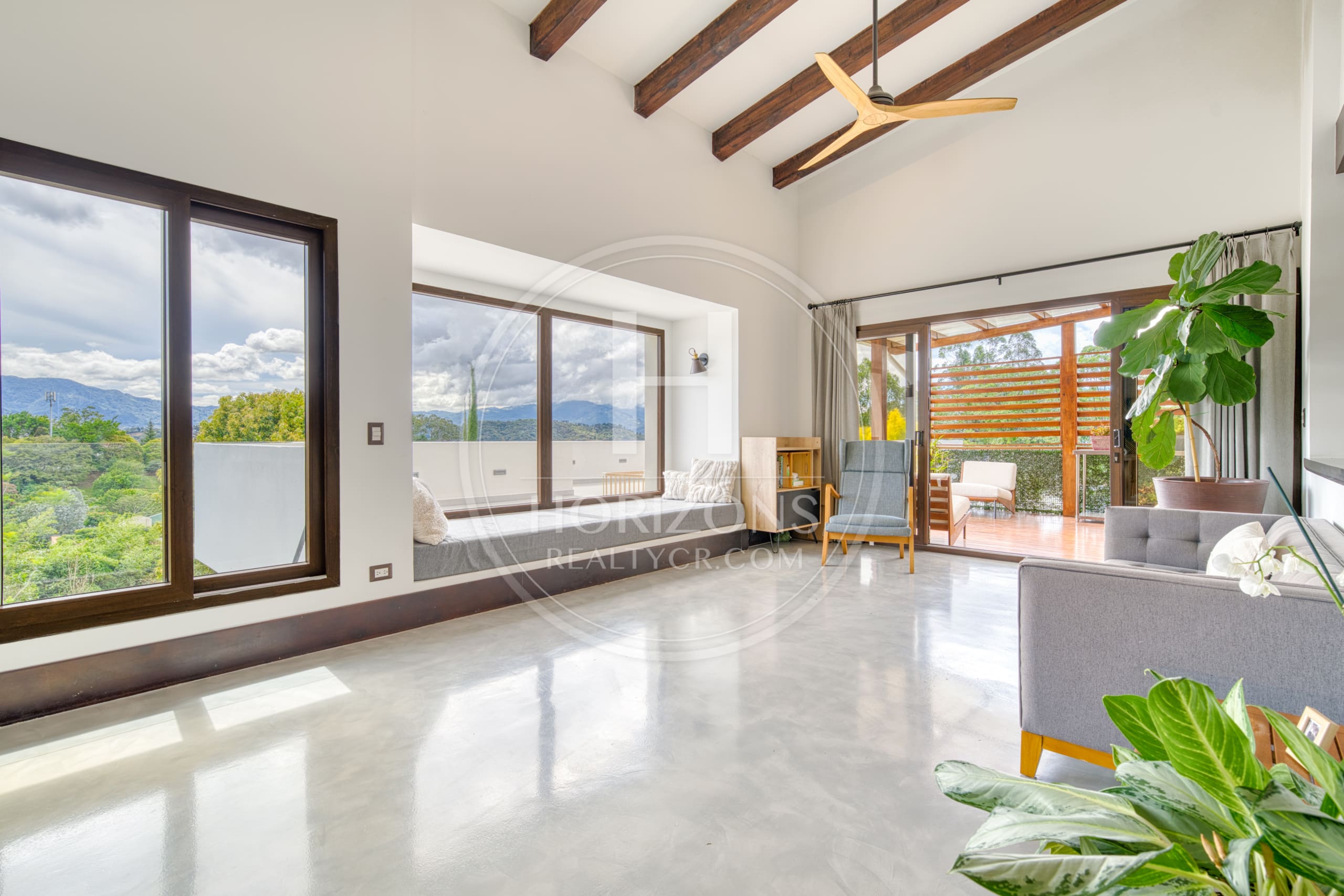 Casa de Lujo en Venta en Condominio Hacienda Gregal en Curridabat Amplios Jardines y Piscina  noj1250ij