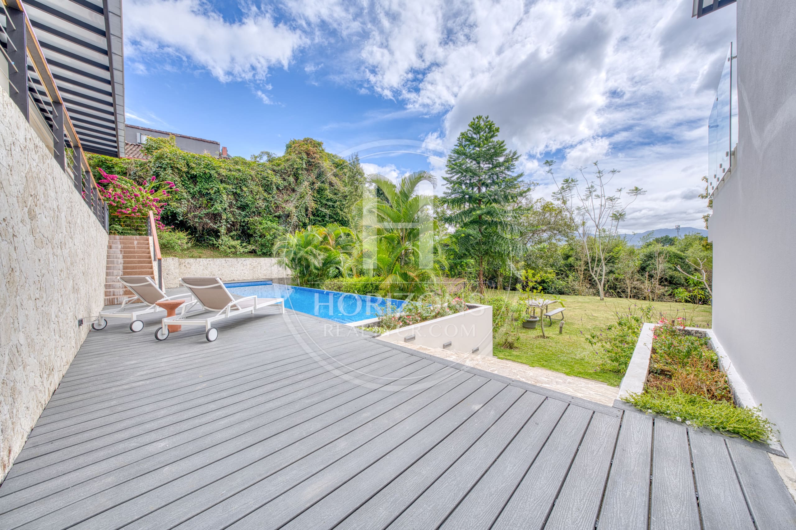 Casa de Lujo en Venta en Condominio Hacienda Gregal en Curridabat Amplios Jardines y Piscina  noj1250ij