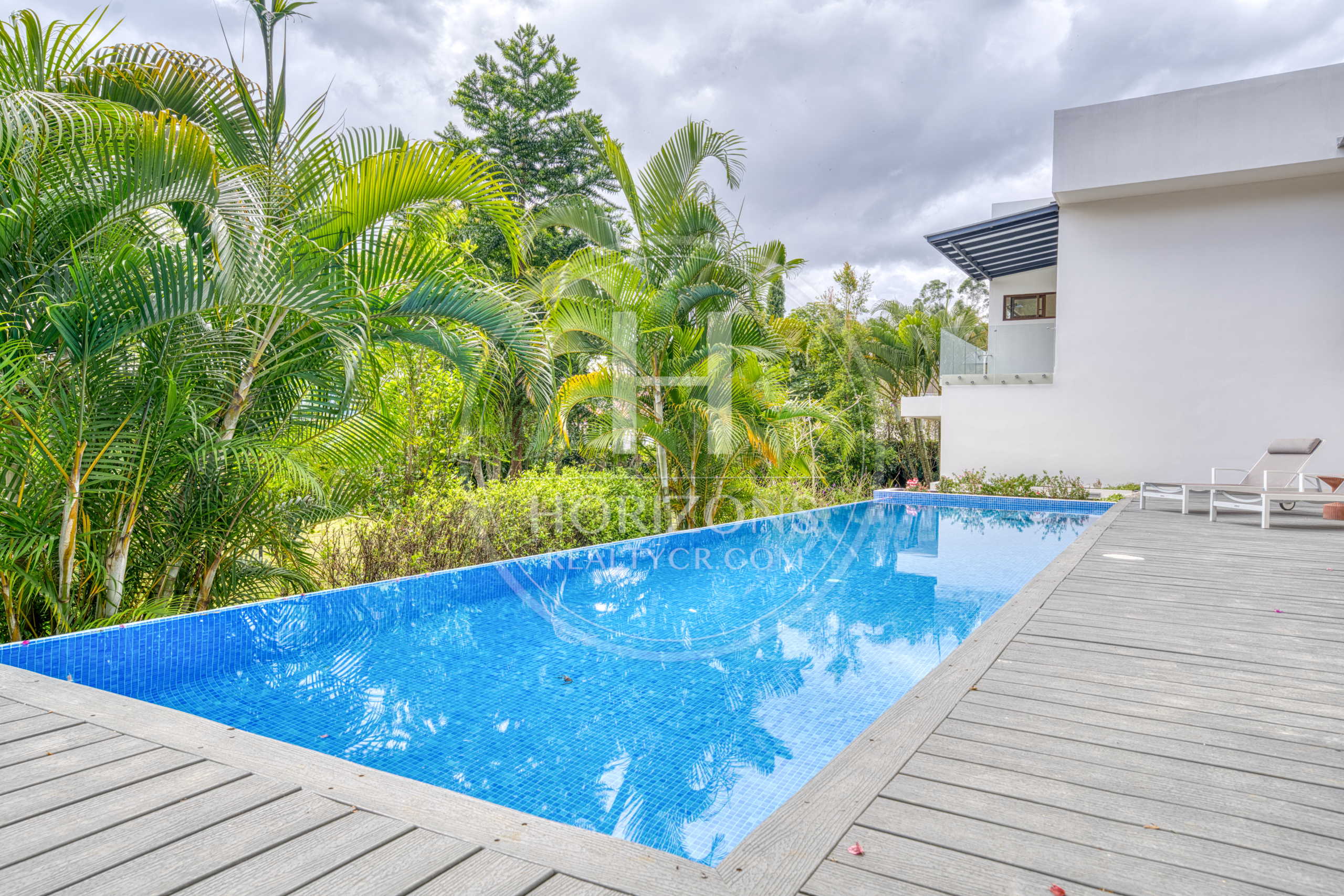 Casa de Lujo en Venta en Condominio Hacienda Gregal en Curridabat Amplios Jardines y Piscina  noj1250ij