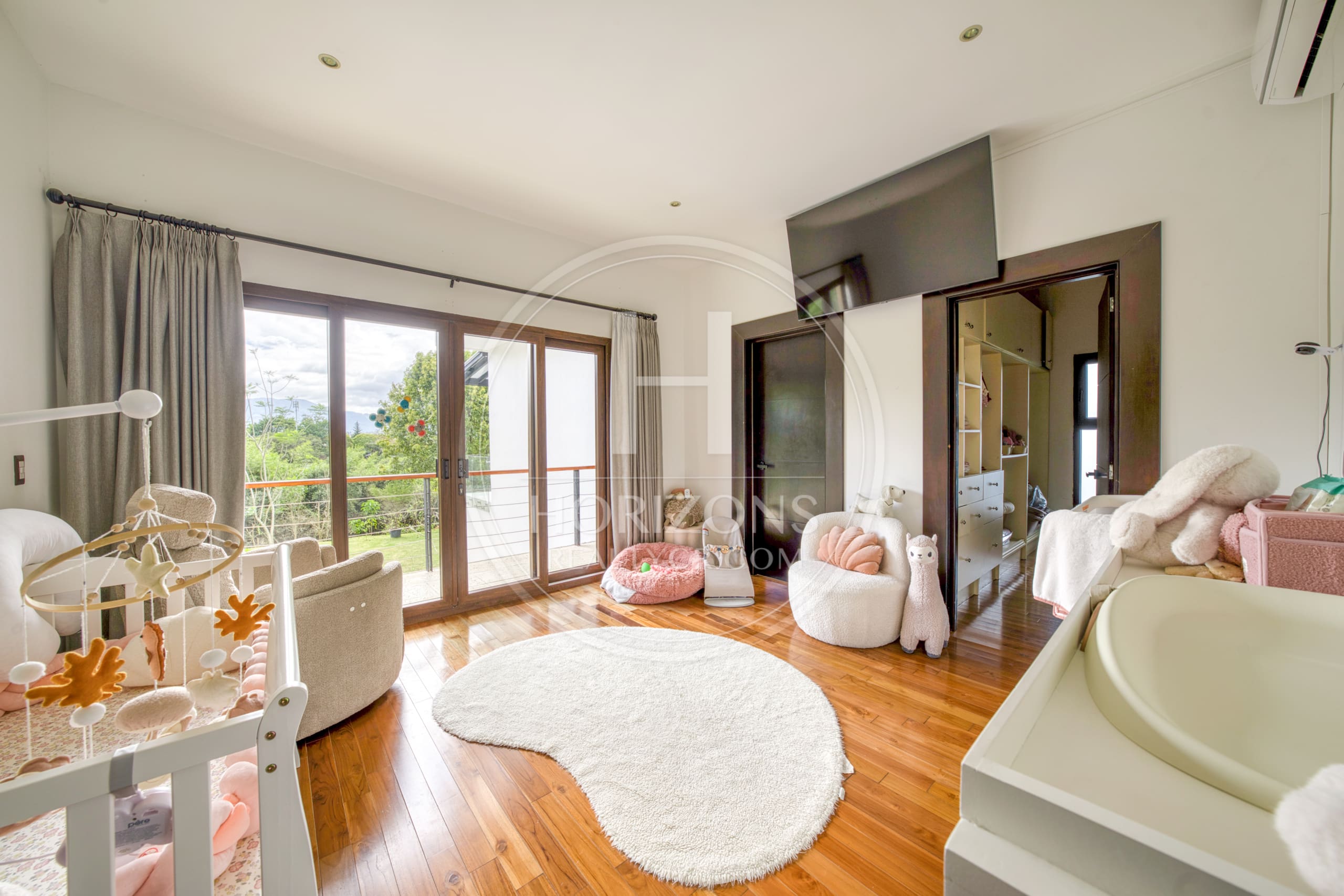 Casa de Lujo en Venta en Condominio Hacienda Gregal en Curridabat Amplios Jardines y Piscina  noj1250ij