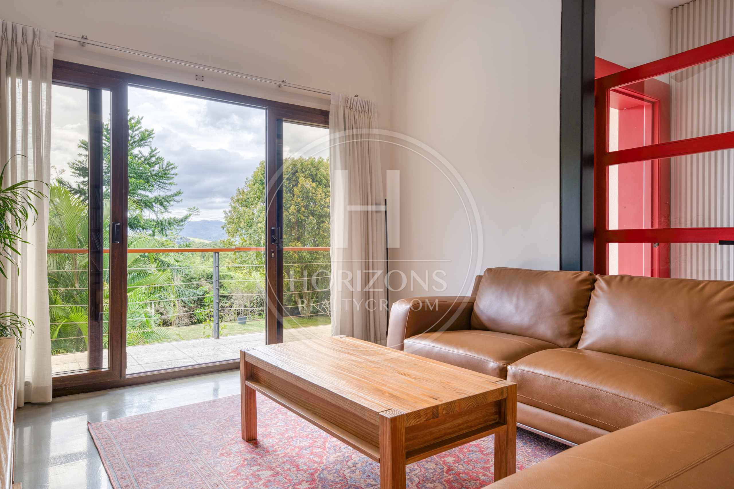 Casa de Lujo en Venta en Condominio Hacienda Gregal en Curridabat Amplios Jardines y Piscina  noj1250ij