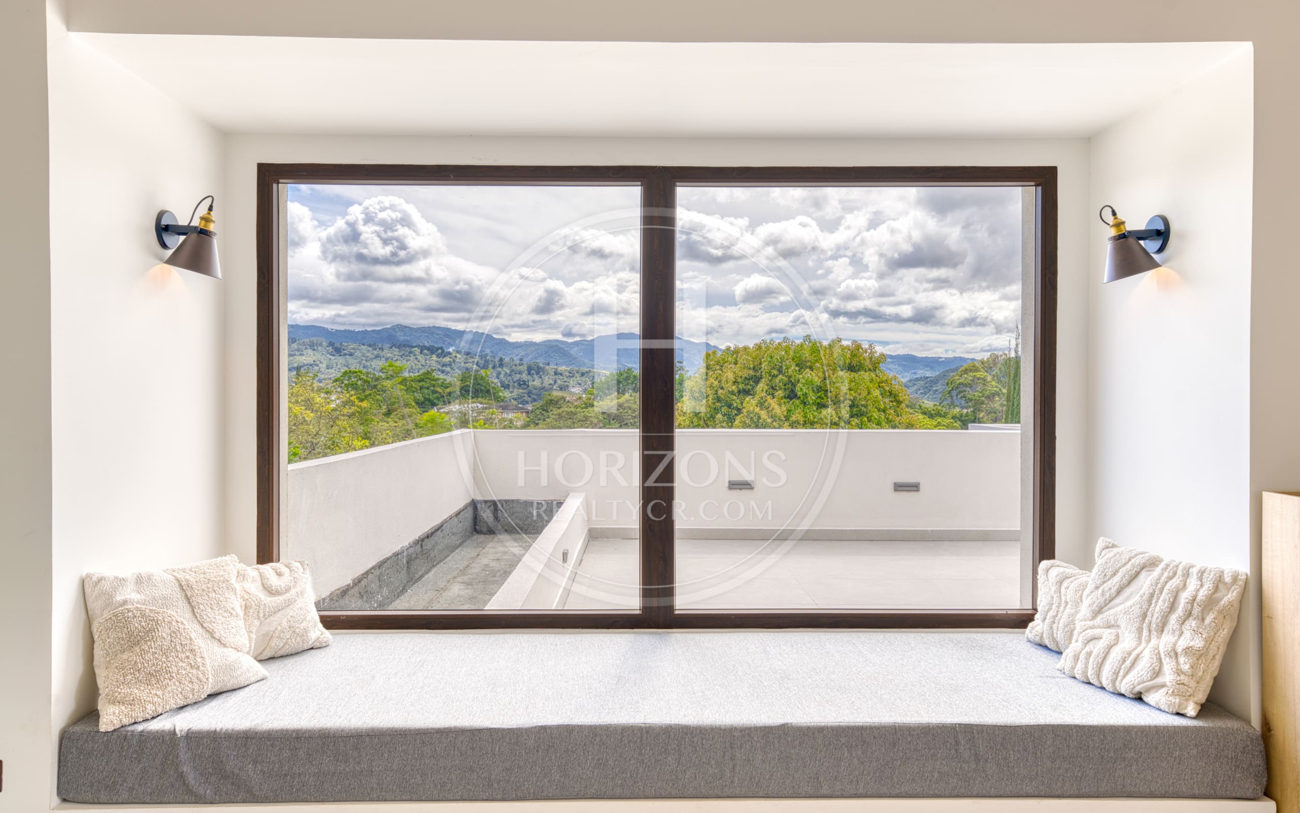 Casa de Lujo en Venta en Condominio Hacienda Gregal en Curridabat Amplios Jardines y Piscina  noj1250ij