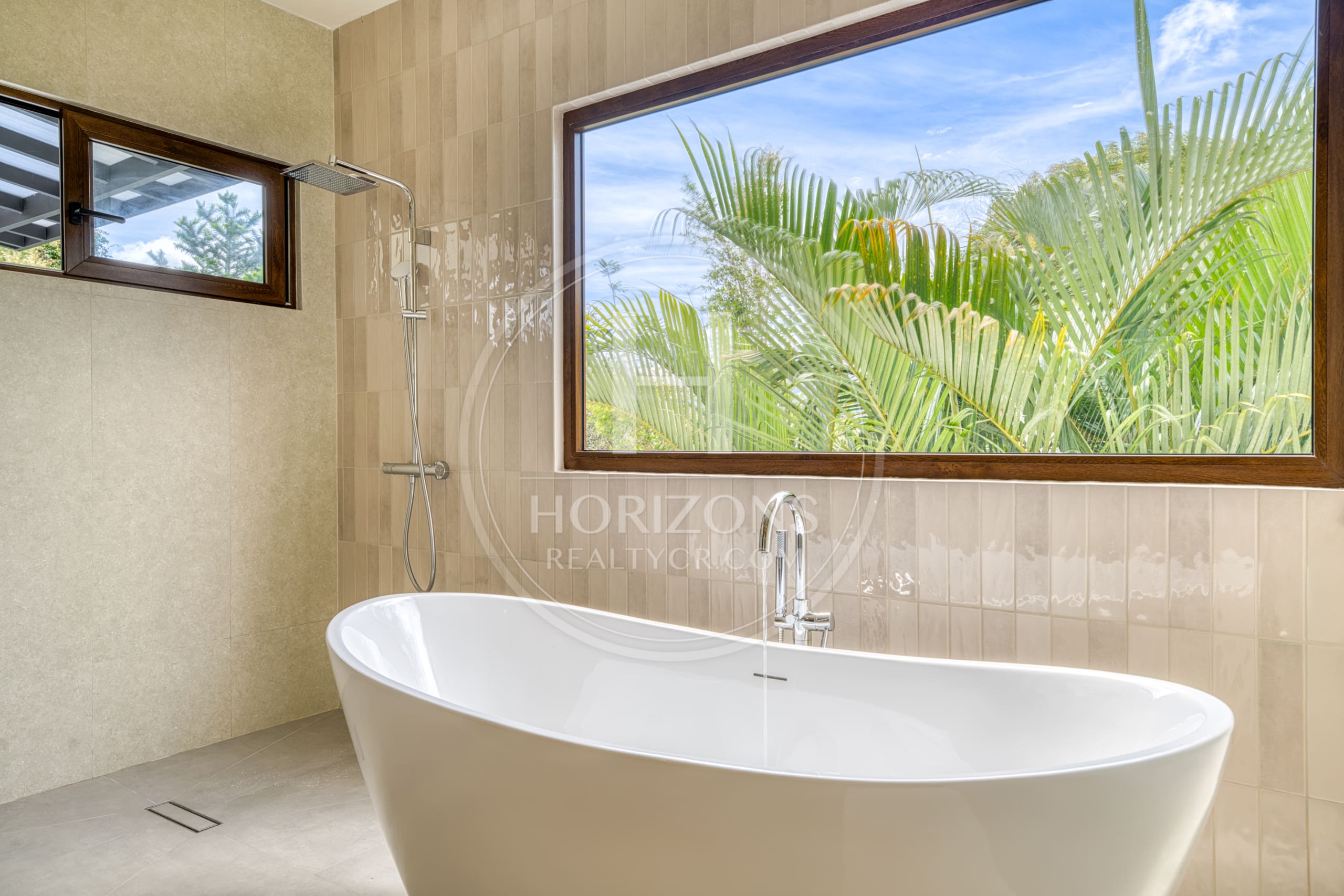 Casa de Lujo en Venta en Condominio Hacienda Gregal en Curridabat Amplios Jardines y Piscina  noj1250ij
