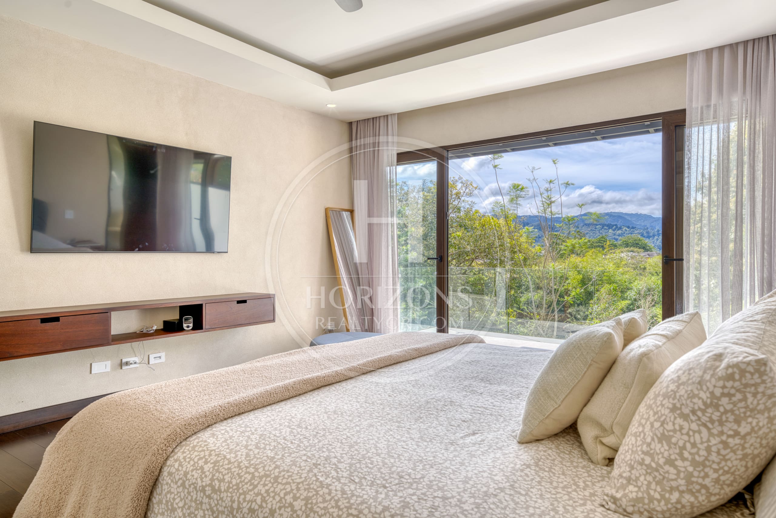 Casa de Lujo en Venta en Condominio Hacienda Gregal en Curridabat Amplios Jardines y Piscina  noj1250ij