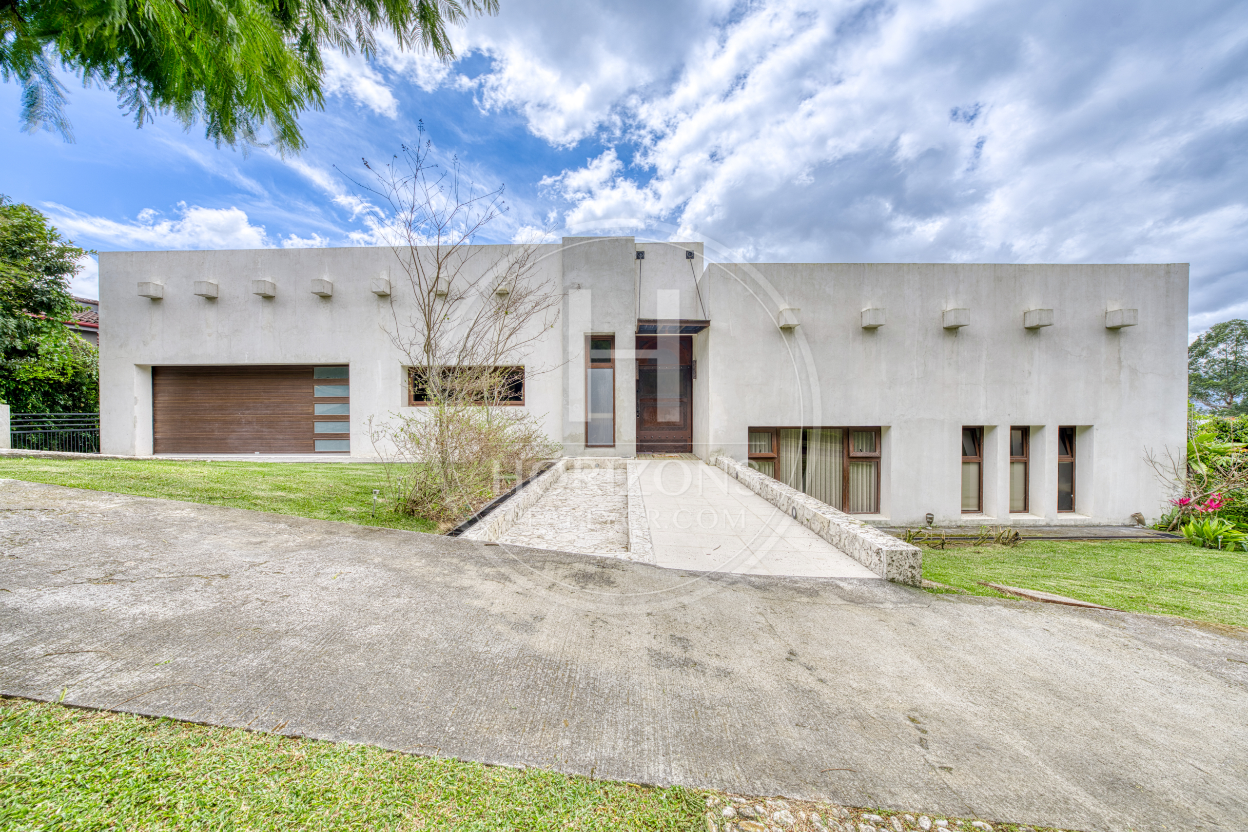 Casa de Lujo en Venta en Condominio Hacienda Gregal en Curridabat Amplios Jardines y Piscina  noj1250ij