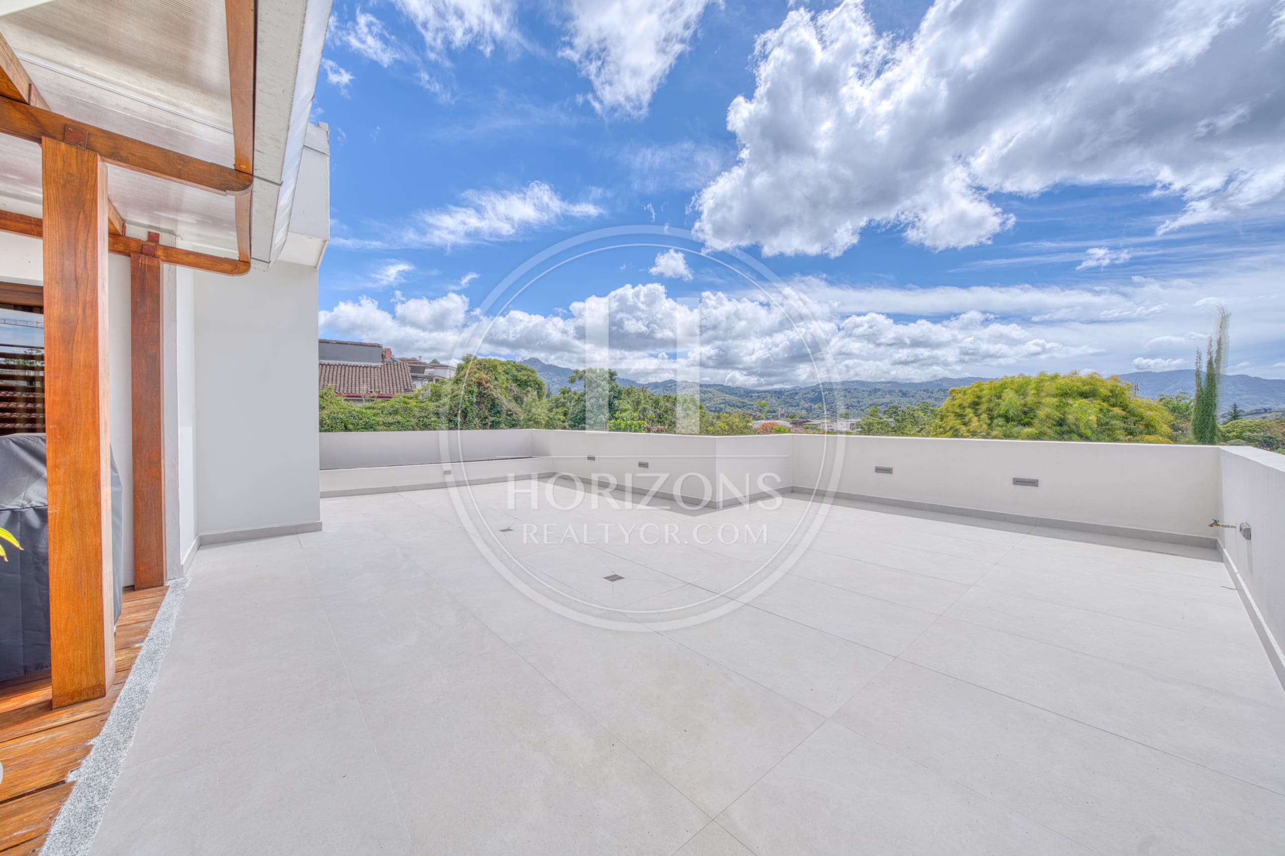 Casa de Lujo en Venta en Condominio Hacienda Gregal en Curridabat Amplios Jardines y Piscina  noj1250ij