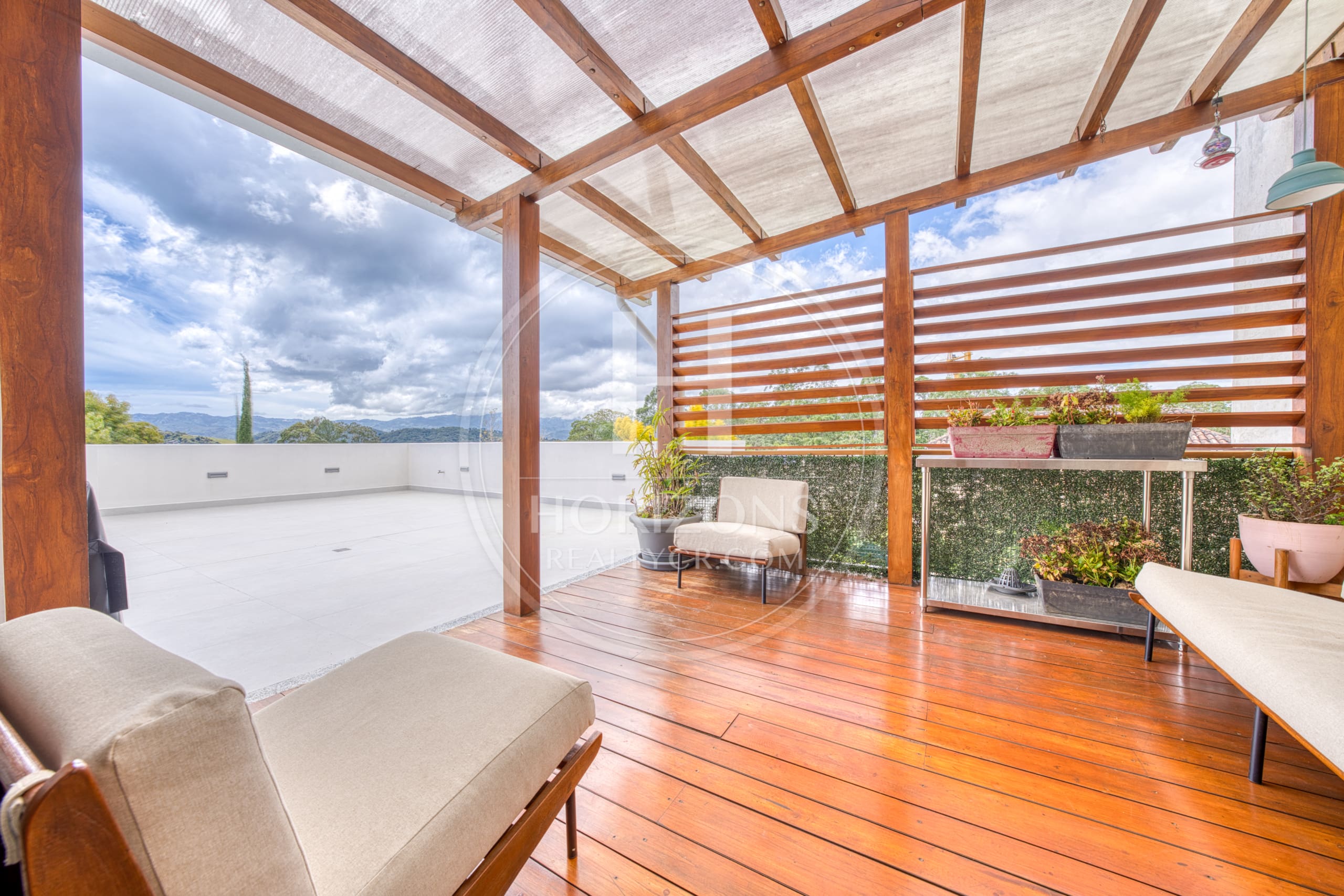 Casa de Lujo en Venta en Condominio Hacienda Gregal en Curridabat Amplios Jardines y Piscina  noj1250ij