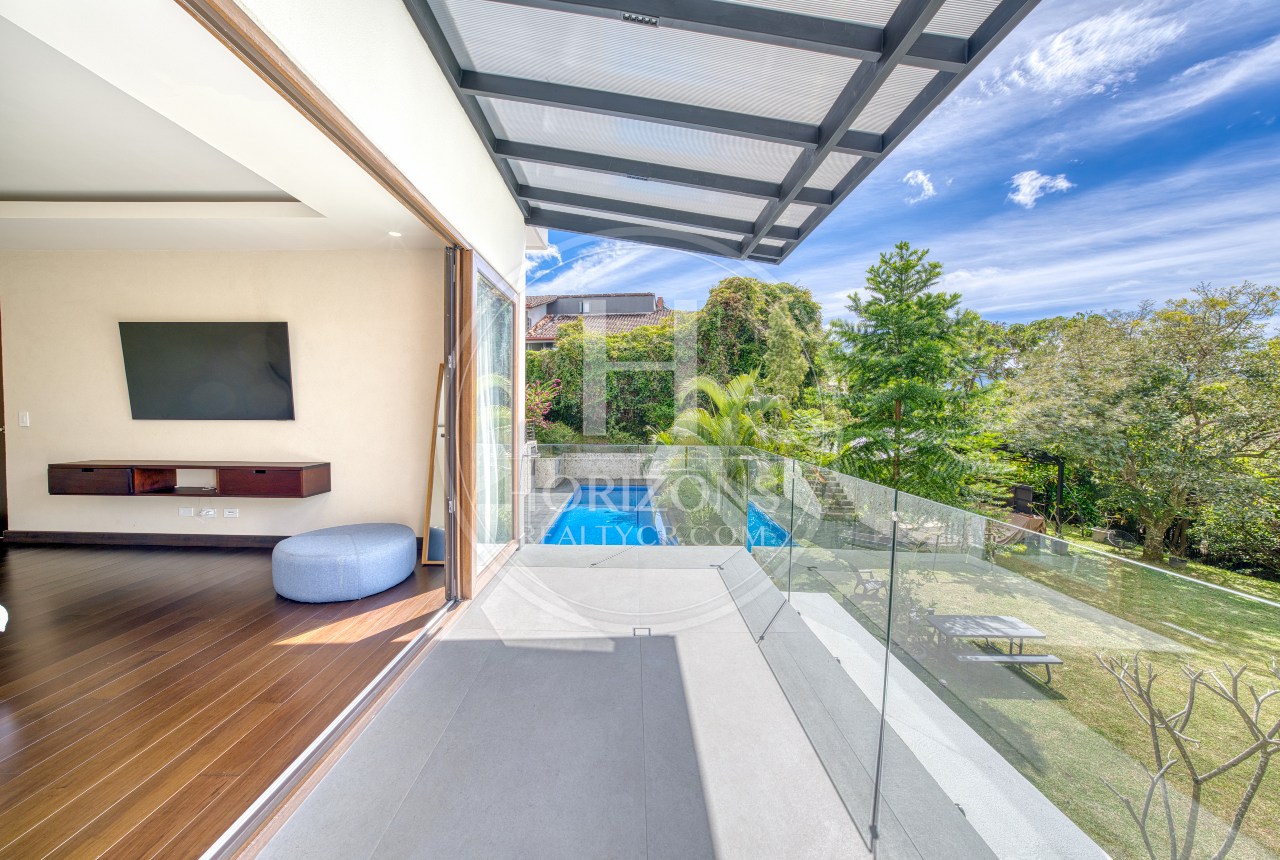 Casa de Lujo en Venta en Condominio Hacienda Gregal en Curridabat Amplios Jardines y Piscina  noj1250ij