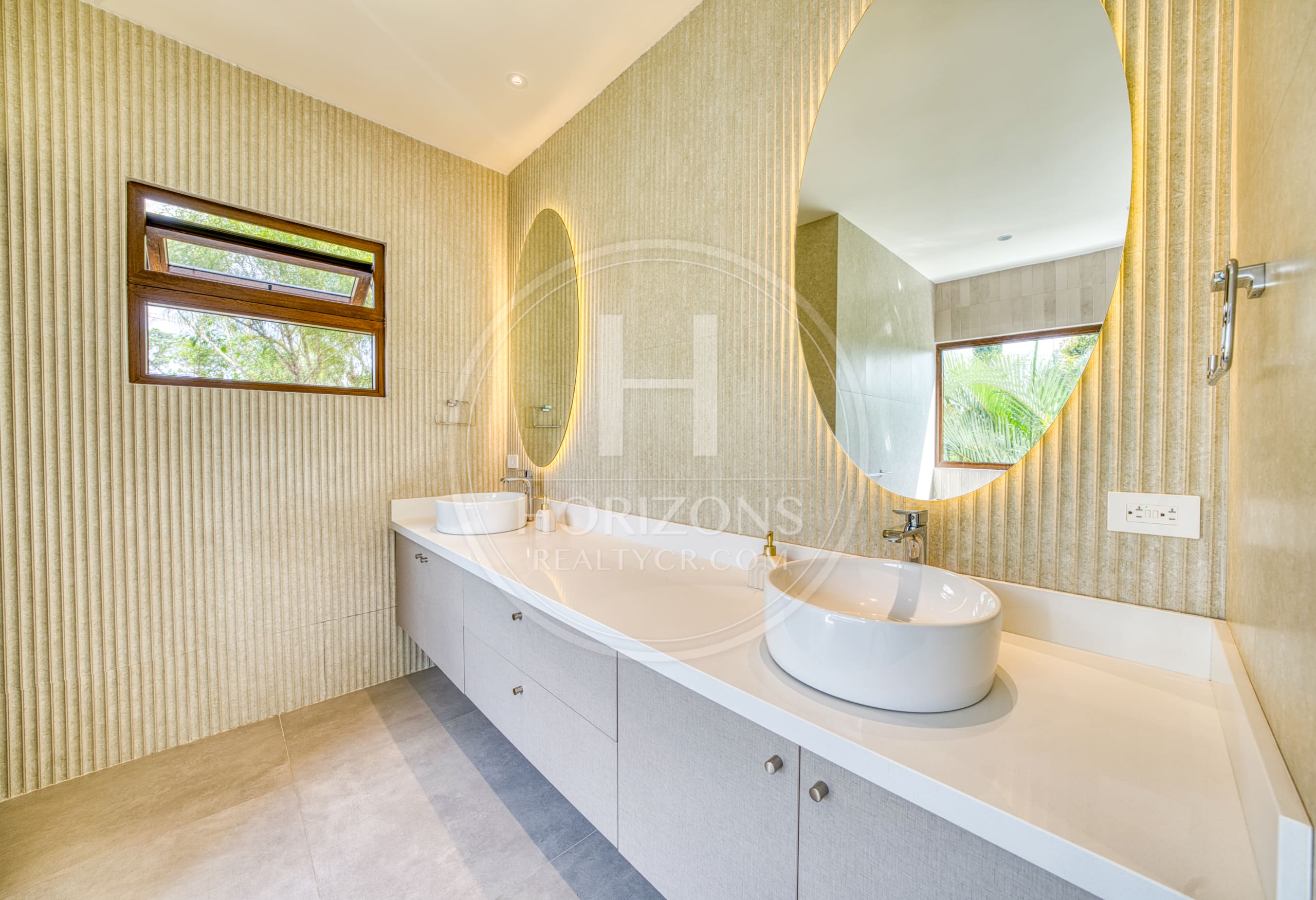 Casa de Lujo en Venta en Condominio Hacienda Gregal en Curridabat Amplios Jardines y Piscina  noj1250ij