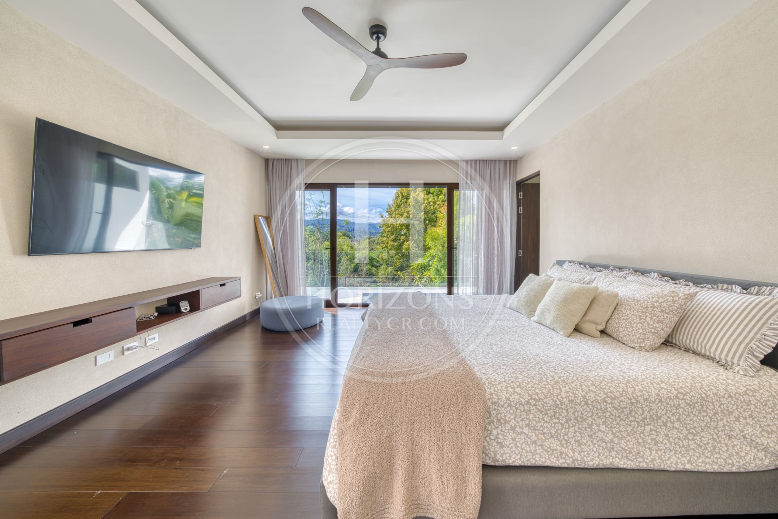 Casa de Lujo en Venta en Condominio Hacienda Gregal en Curridabat Amplios Jardines y Piscina  noj1250ij