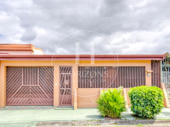 Se Vende Amplia Casa Independiente De Un Nivel En Rohrmoser 4 Habitaciones Y Patio Noj1249