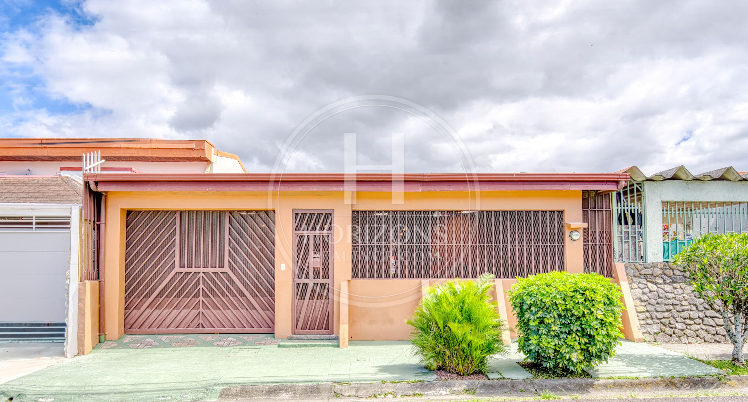 Se Vende Amplia Casa Independiente De Un Nivel En Rohrmoser 4 Habitaciones Y Patio Noj1249