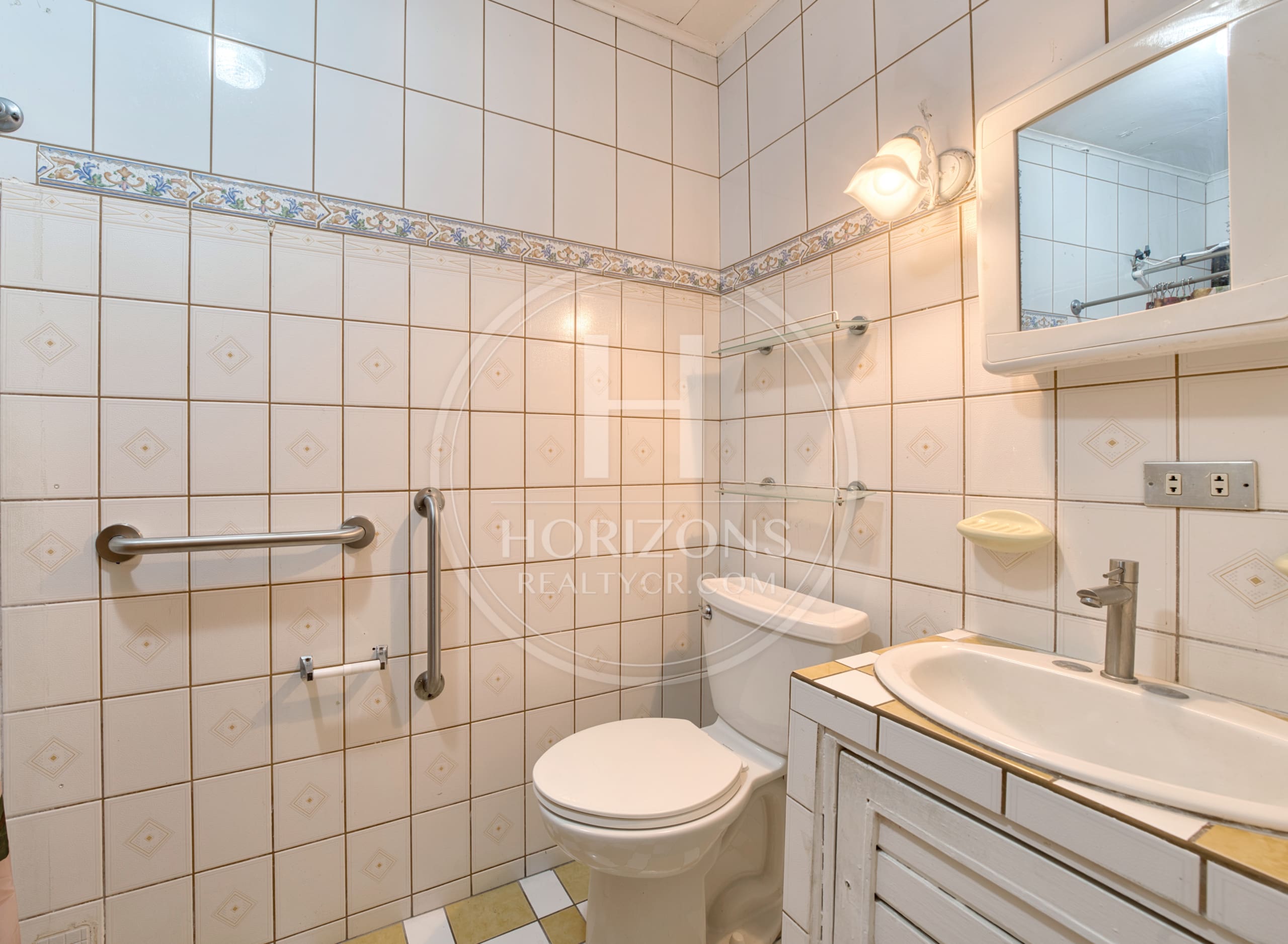 Se Vende Amplia Casa Independiente de Un Nivel en Rohrmoser 4 Habitaciones y Patio noj1249