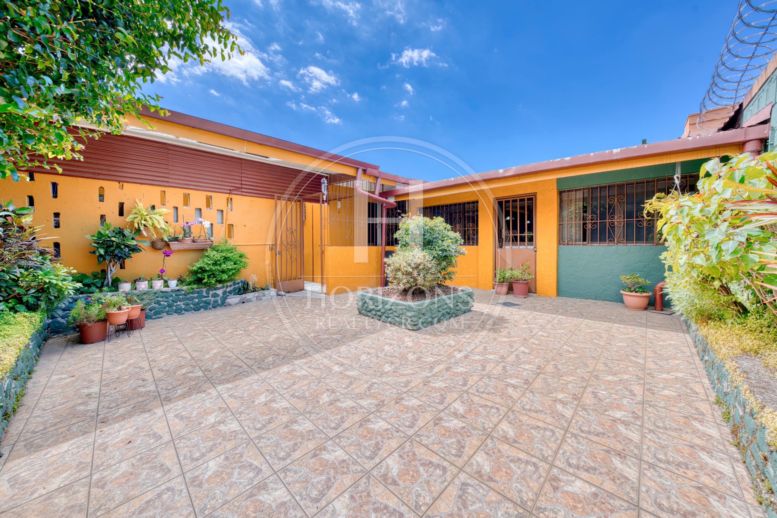 Se Vende Amplia Casa Independiente de Un Nivel en Rohrmoser 4 Habitaciones y Patio noj1249