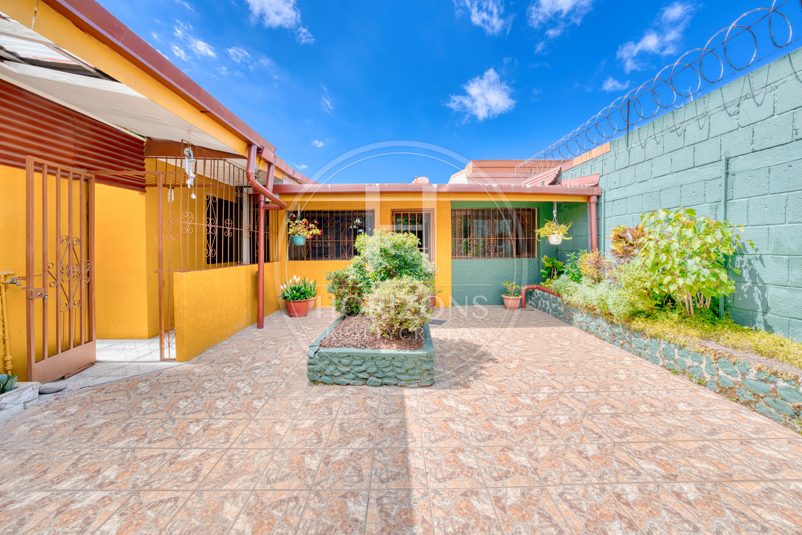 Se Vende Amplia Casa Independiente de Un Nivel en Rohrmoser 4 Habitaciones y Patio noj1249