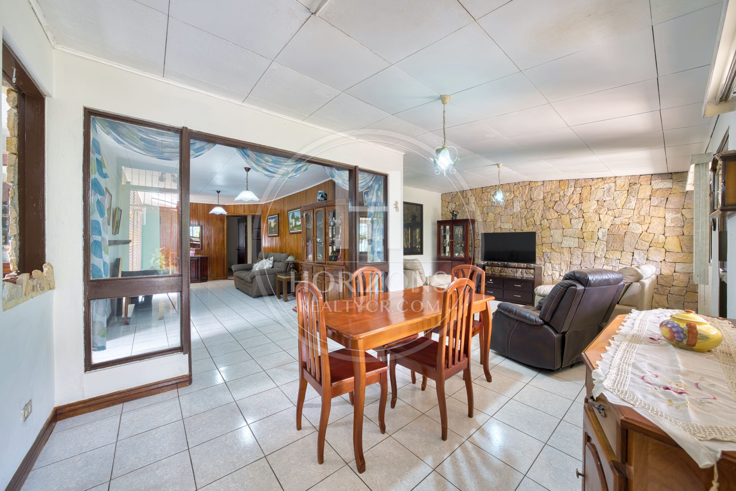 Se Vende Amplia Casa Independiente de Un Nivel en Rohrmoser 4 Habitaciones y Patio noj1249