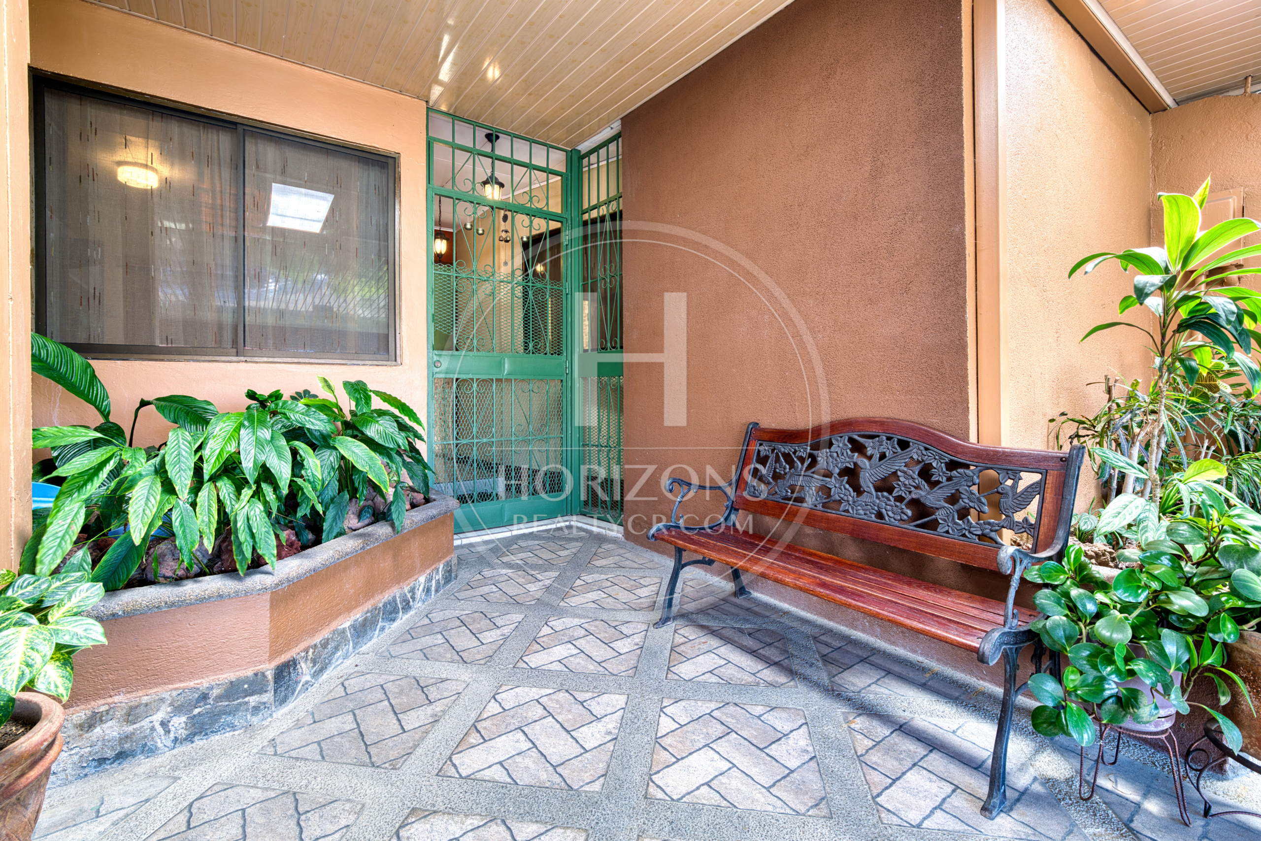 Se Vende Amplia Casa Independiente de Un Nivel en Rohrmoser 4 Habitaciones y Patio noj1249