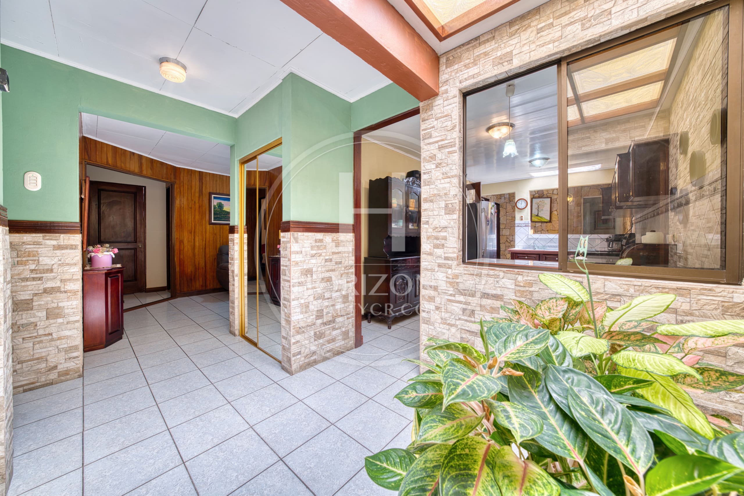 Se Vende Amplia Casa Independiente de Un Nivel en Rohrmoser 4 Habitaciones y Patio noj1249