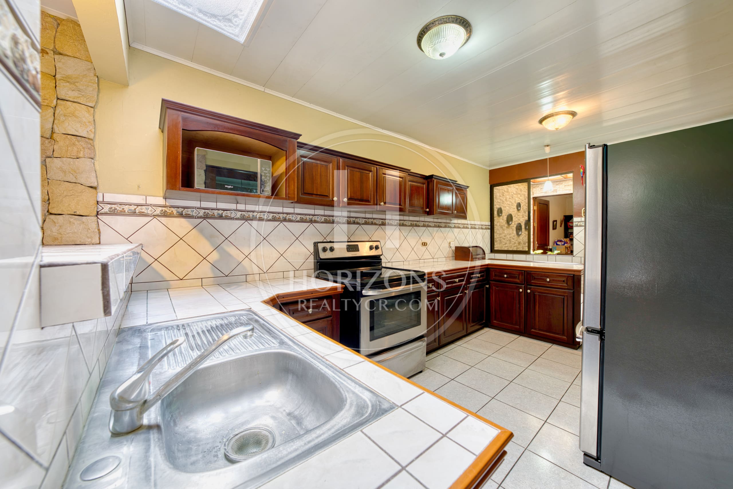 Se Vende Amplia Casa Independiente de Un Nivel en Rohrmoser 4 Habitaciones y Patio noj1249