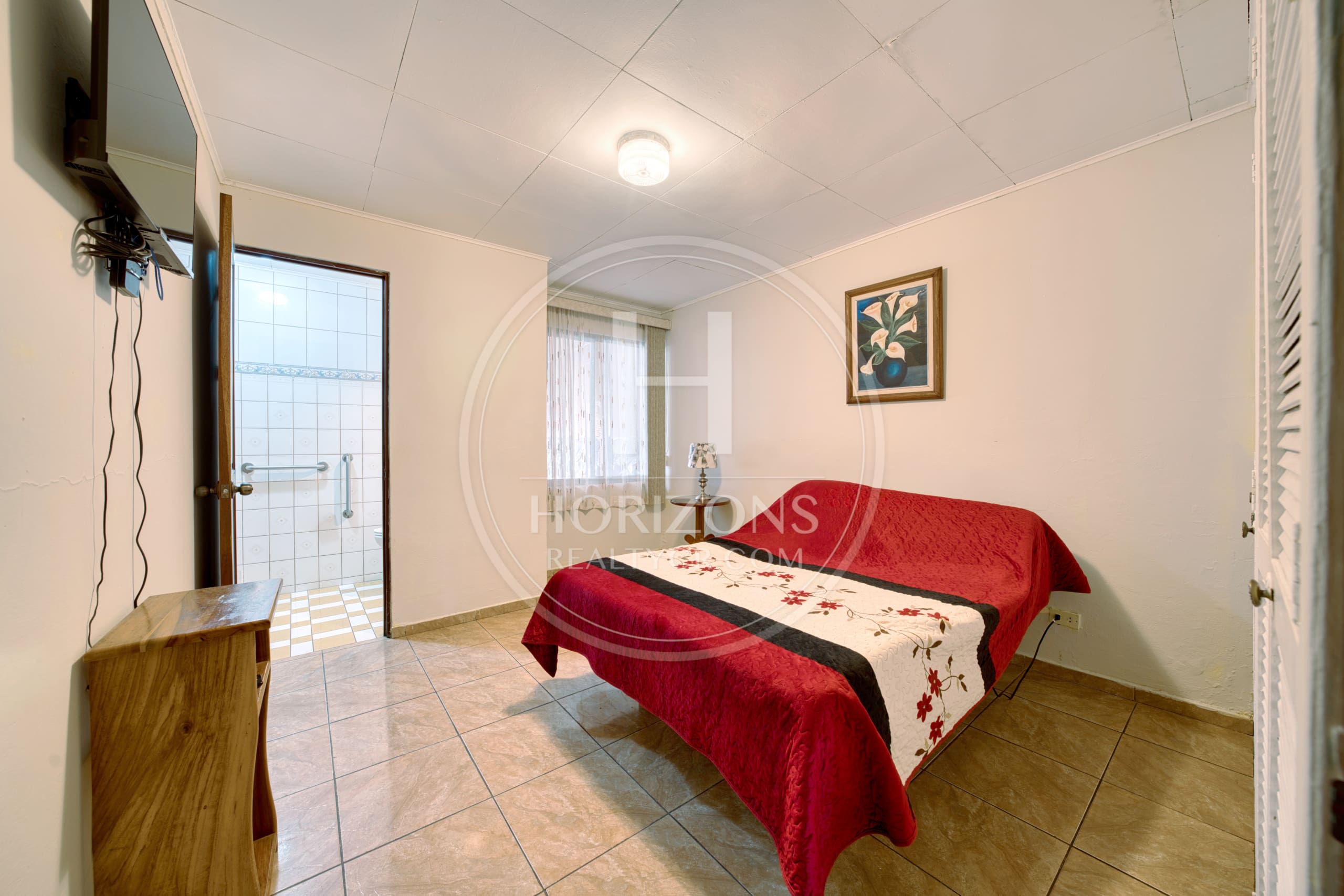 Se Vende Amplia Casa Independiente de Un Nivel en Rohrmoser 4 Habitaciones y Patio noj1249