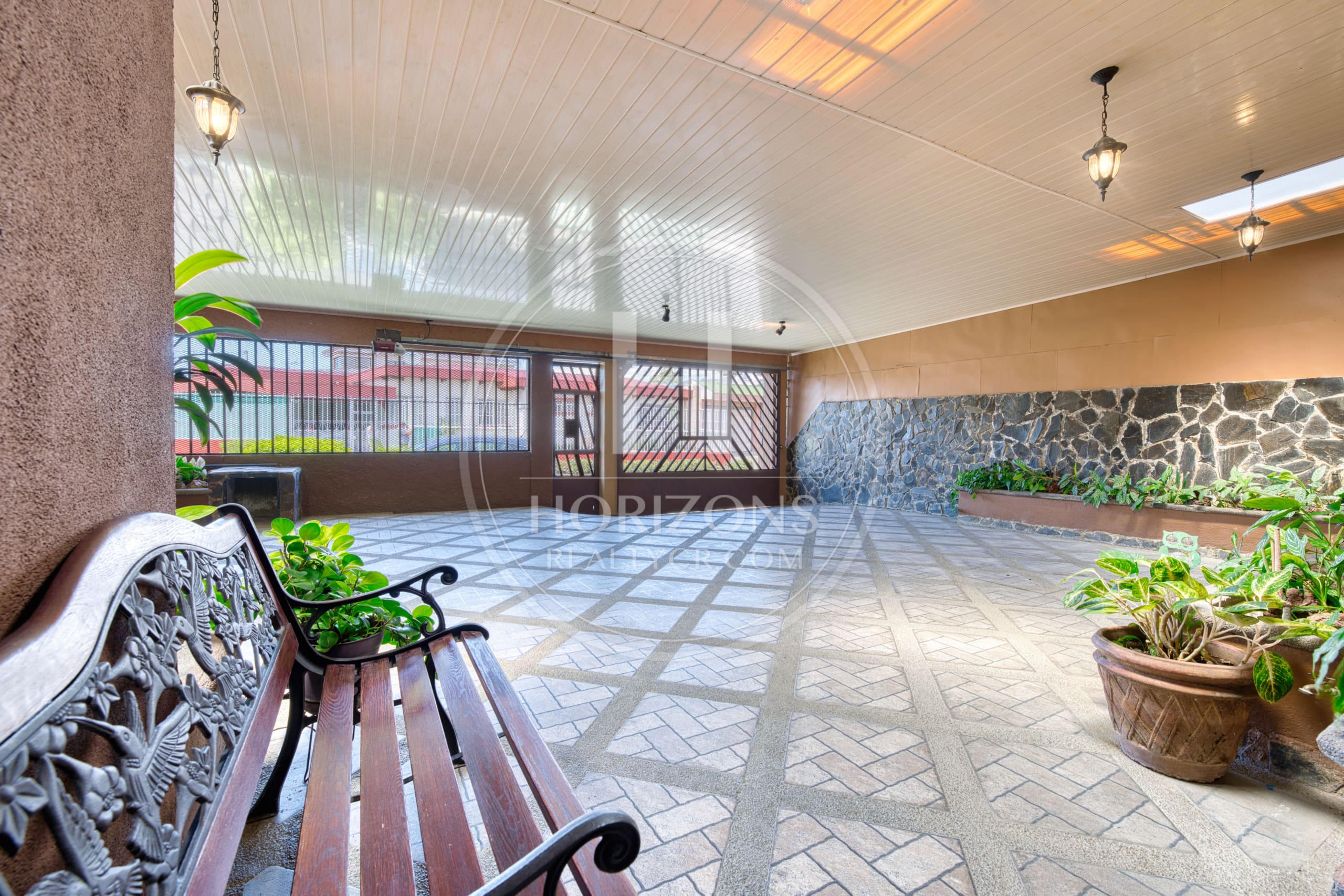 Se Vende Amplia Casa Independiente de Un Nivel en Rohrmoser 4 Habitaciones y Patio noj1249