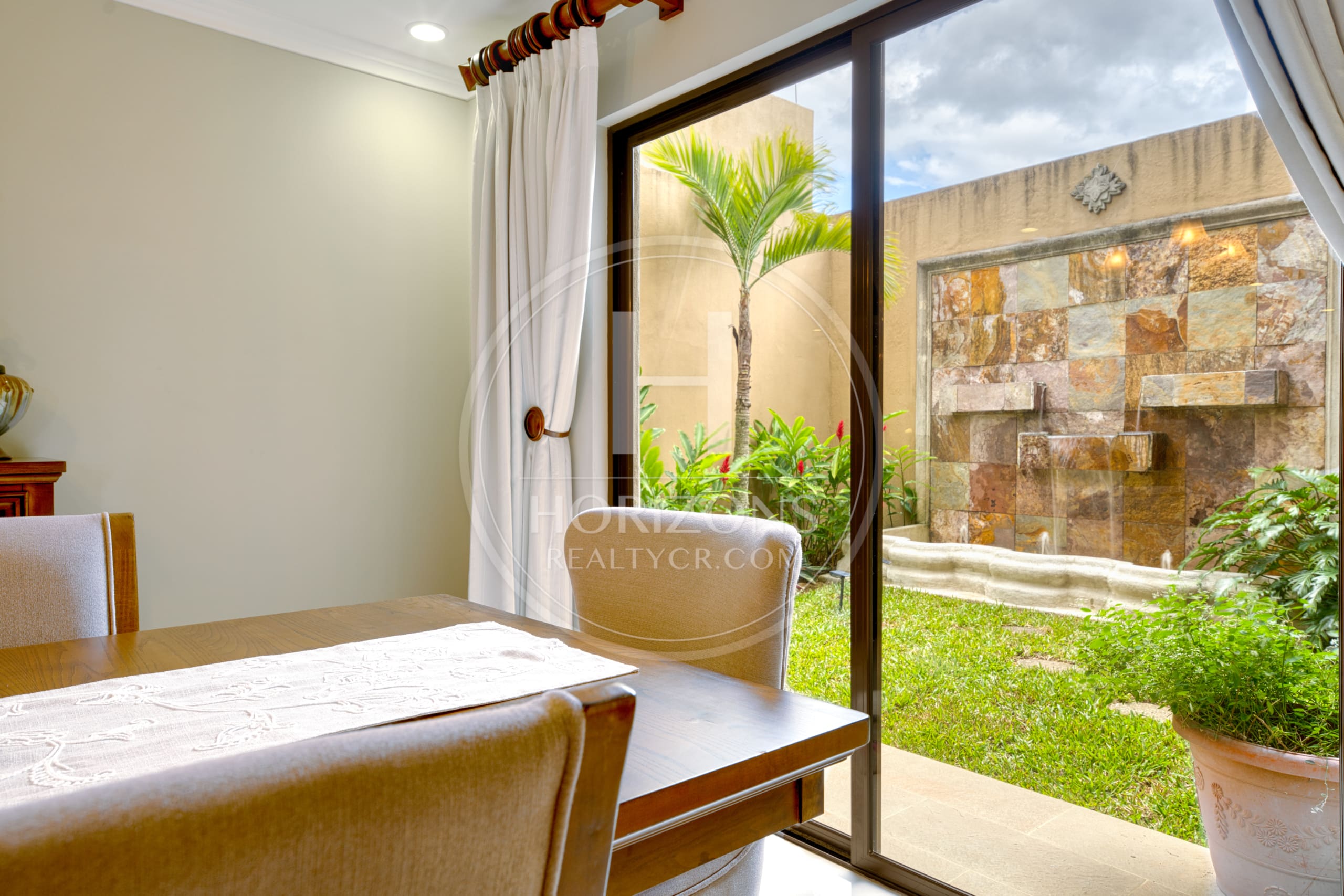 Casa de Lujo en Venta en Residencial Altamonte en Curridabat 4 Habitaciones y Terraza noj1262sb