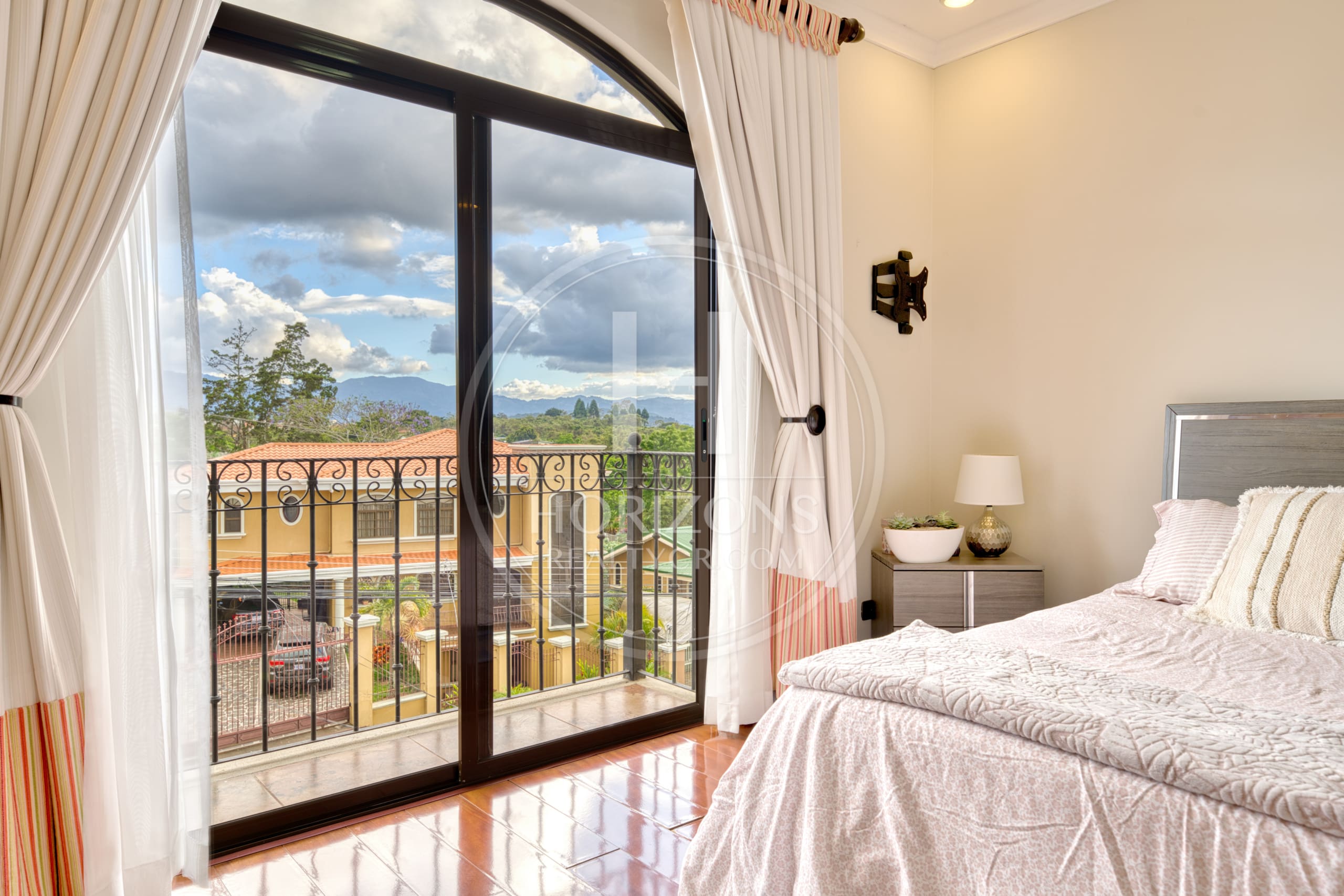 Casa de Lujo en Venta en Residencial Altamonte en Curridabat 4 Habitaciones y Terraza noj1262sb