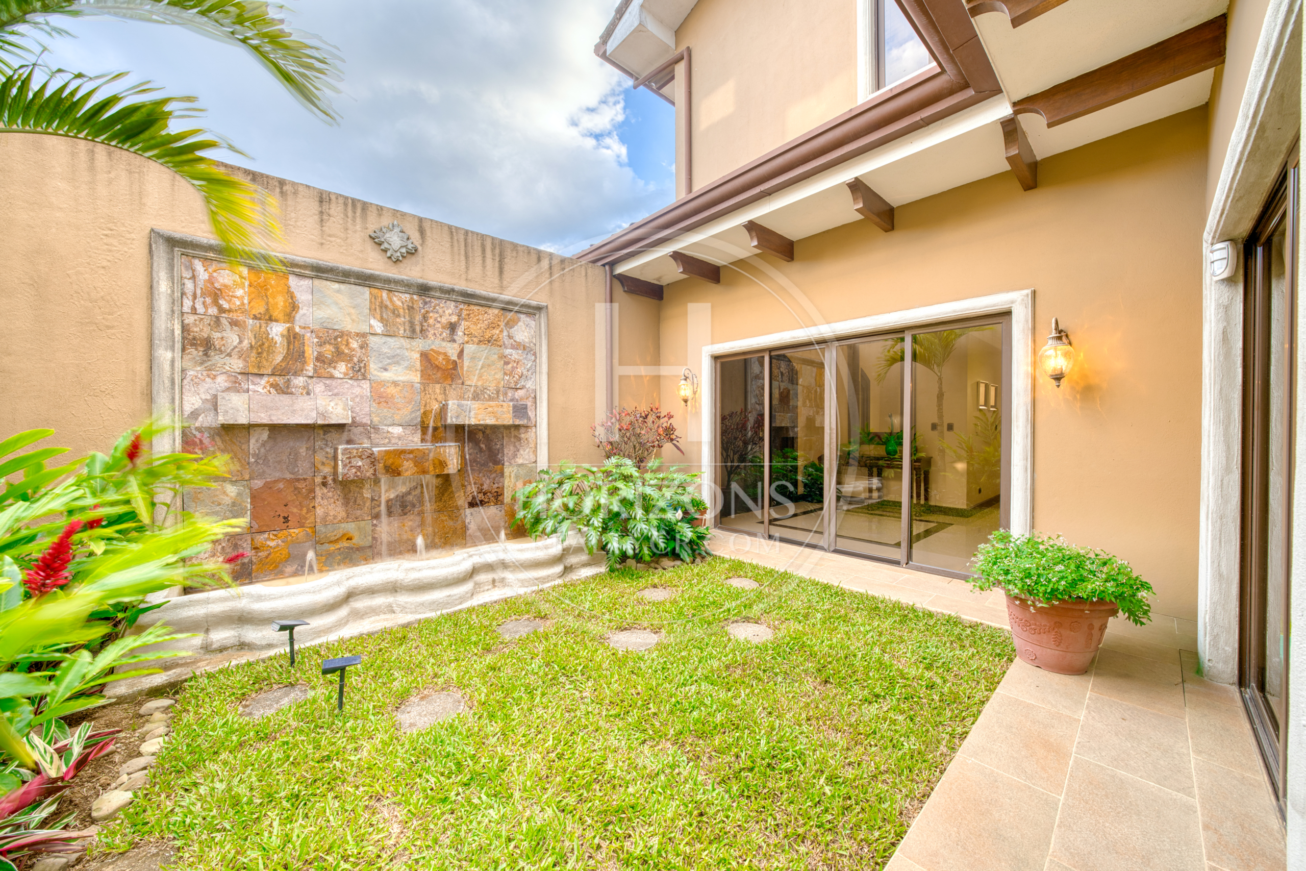 Casa de Lujo en Venta en Residencial Altamonte en Curridabat 4 Habitaciones y Terraza noj1262sb