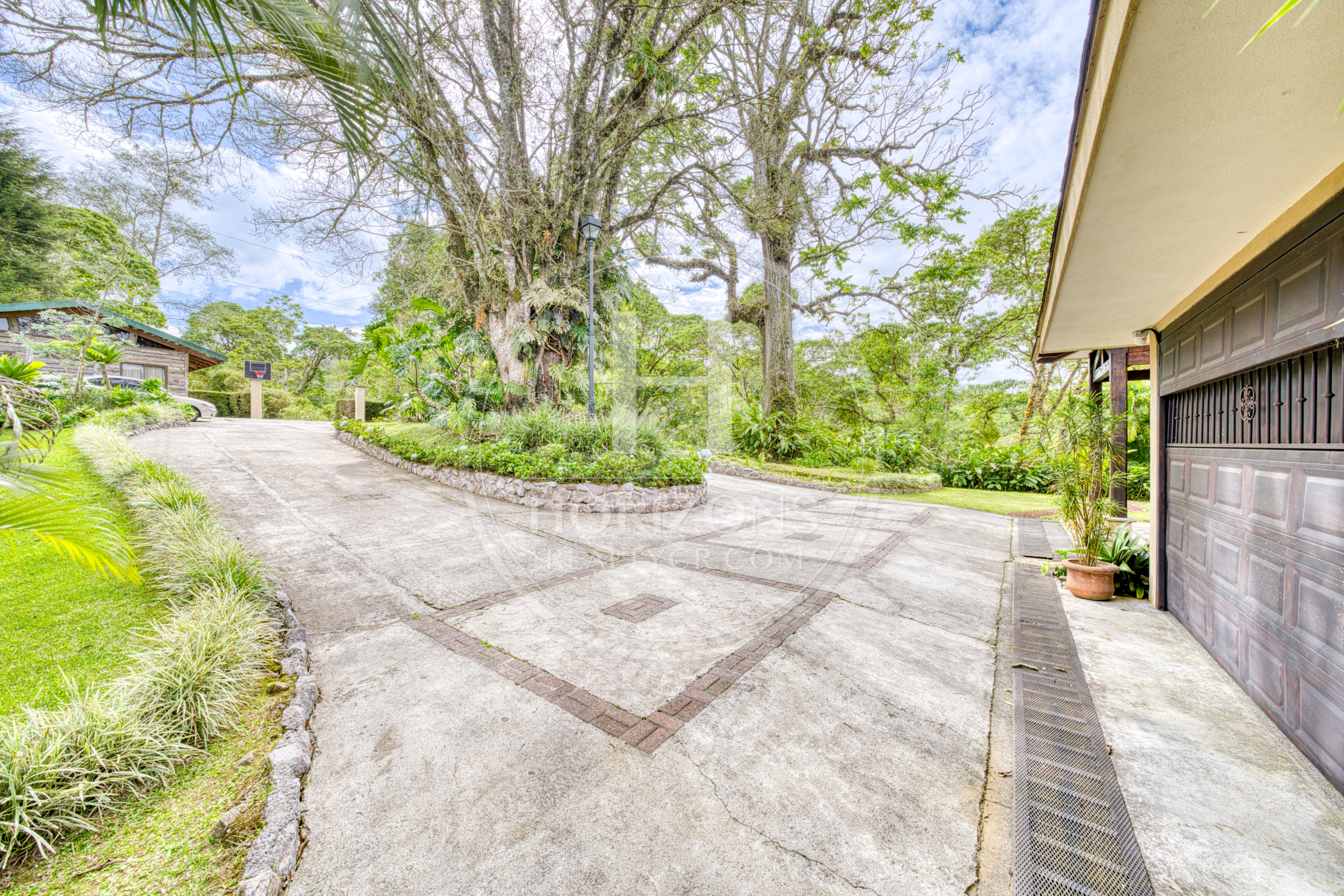 Casa de Lujo en Venta en Mata de Plátano Goicoechea con 9,258 m² de Terreno y Vistas al Valle Central noj1274jp