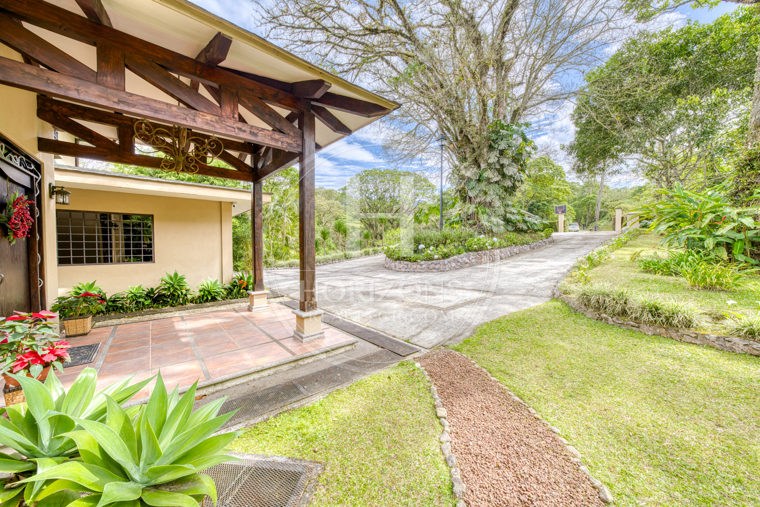 Casa de Lujo en Venta en Mata de Plátano Goicoechea con 9,258 m² de Terreno y Vistas al Valle Central noj1274jp